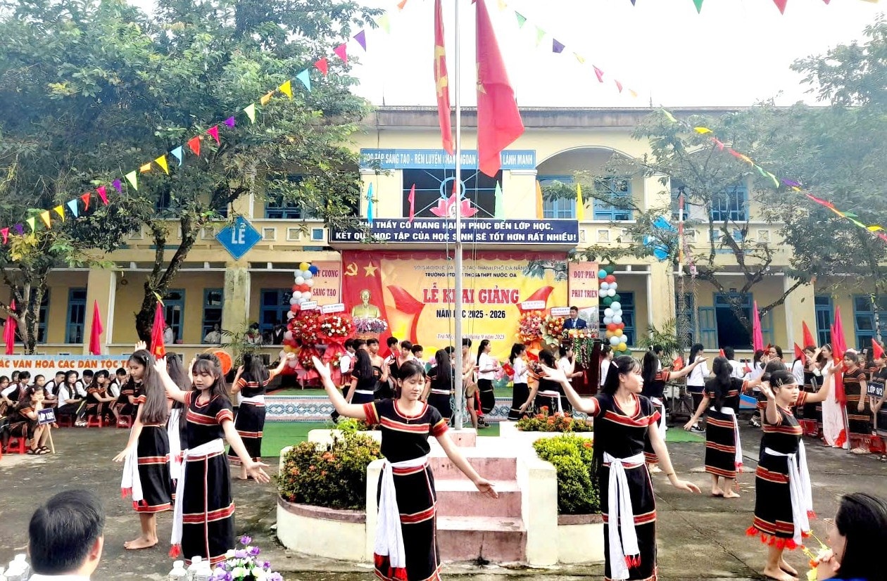 Học sinh múa cồng chiêng chào mừng năm học mới.