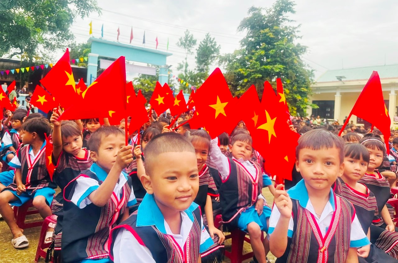 Học sinh tại xã Trà Đốc bước vào năm học mới.