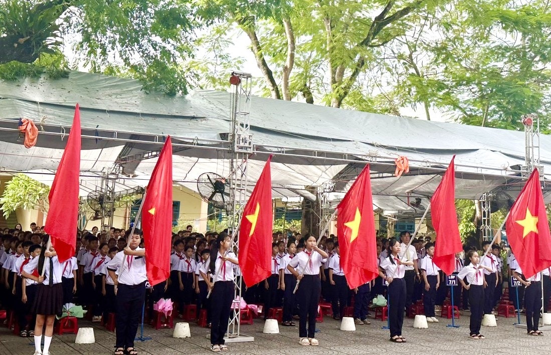 Học sinh xã Tiên Phước bước vào năm học mới.