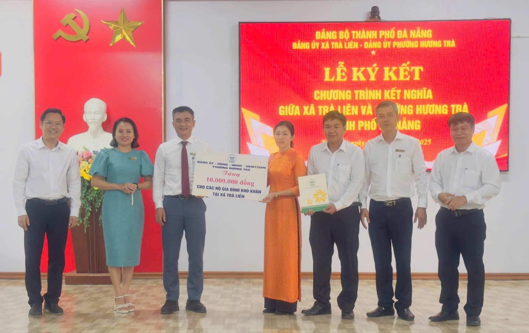 Đại diện lãnh đạo xã và doanh nghiệp đóng trên địa bàn Hương Trà trao tặng 20 triệu đồng cho xã Trà Liên. Ảnh: L.T