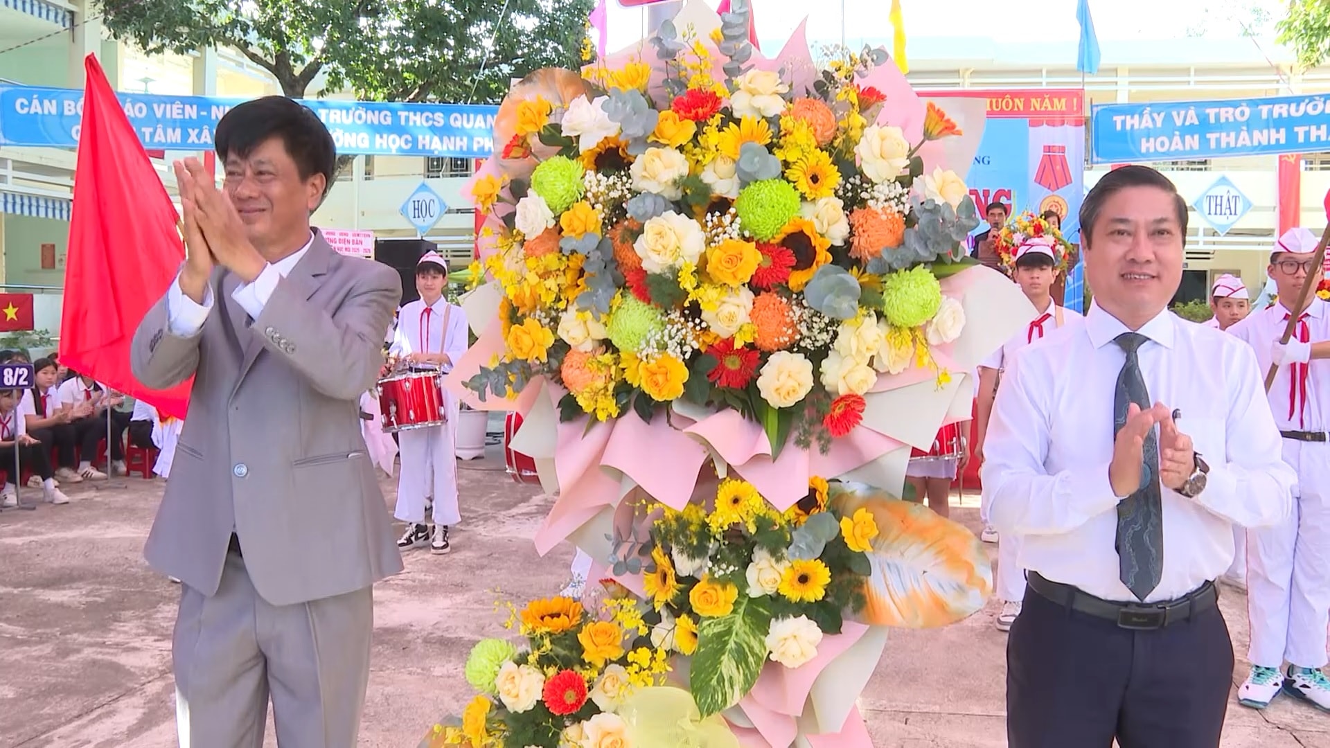 PCT Phan Thai Binh du khai giang THCS Quang Trung