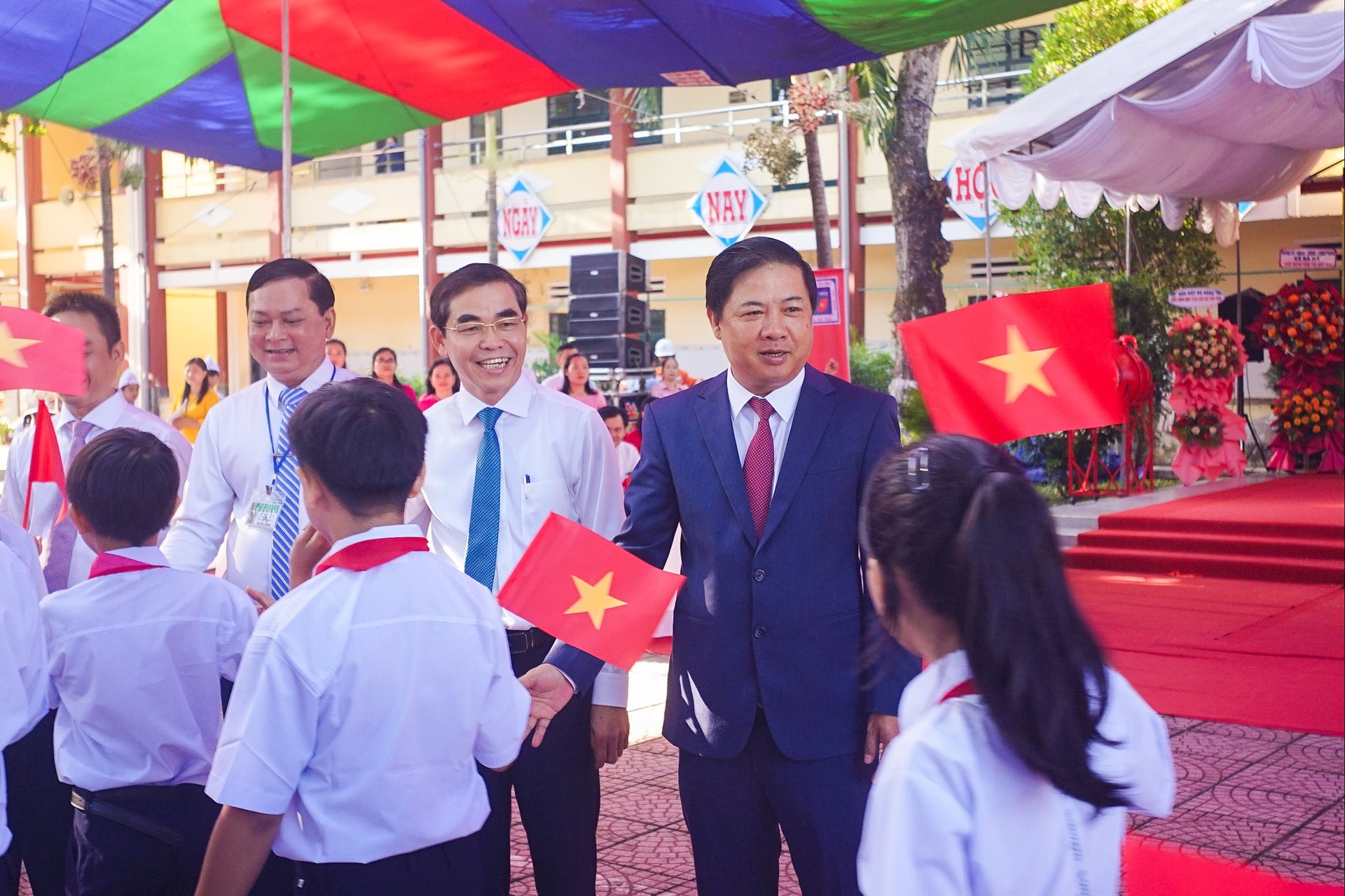 Ủy viên dự khuyết Trung ương Đảng, Phó Bí thư Thành ủy, Chủ tịch UBND thành phố Lương Nguyễn Minh Triết chào mừng học sinh Trường Trung học cơ sở Phạm Văn Đồng (xã Bà Nà) bước vào năm học mới. Ảnh: SƠN HOÀNG CƯỜNG