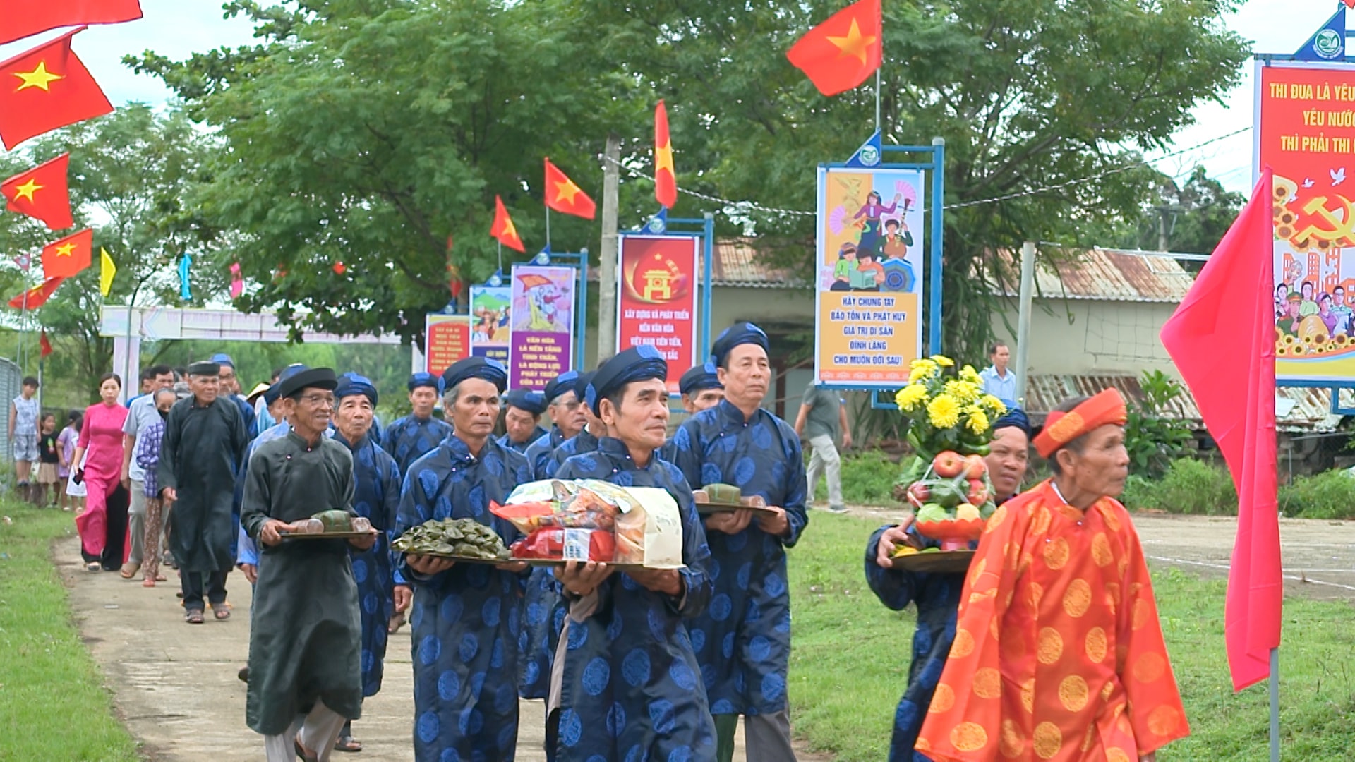 Dân làng Thành Mỹ dâng lễ
