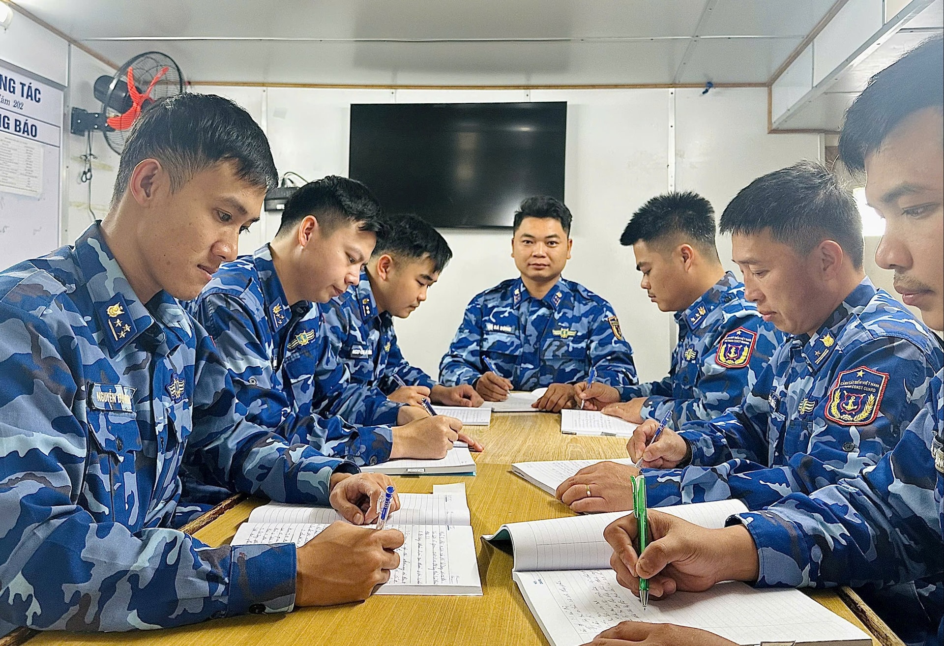 học tập, nghiên cứu trên tàu Cảnh sát biển