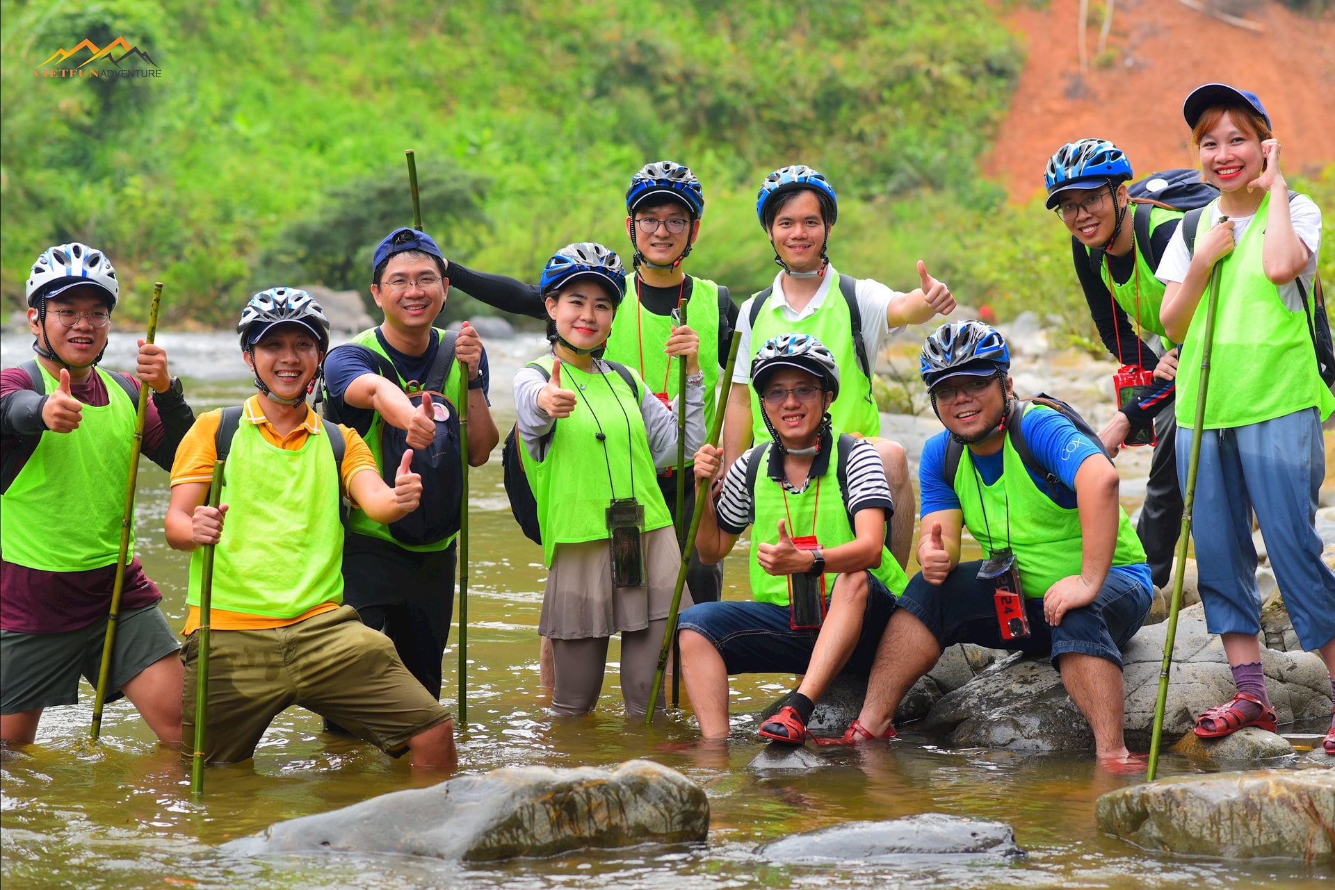 Du khách thích thú trải nghiệm chuyến trekking Tây Giang, kết nối với thiên nhiên hoang sơ và tìm hiểu văn hóa Cơ Tu. Ảnh: Tấn Linh
