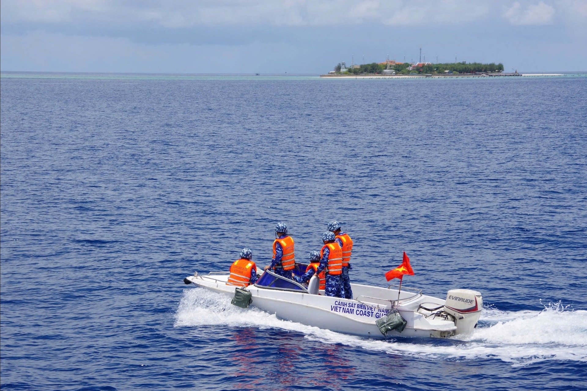 thực hiện nhiệm vụ tuần tra, kiểm soát trên biển
