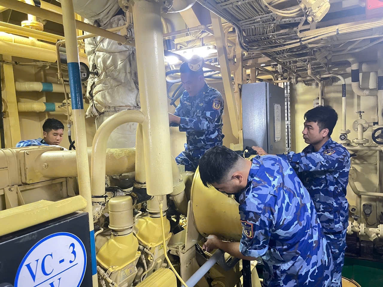 tích cực bảo quản kiểm sửa các trang thiết bị trên tàu