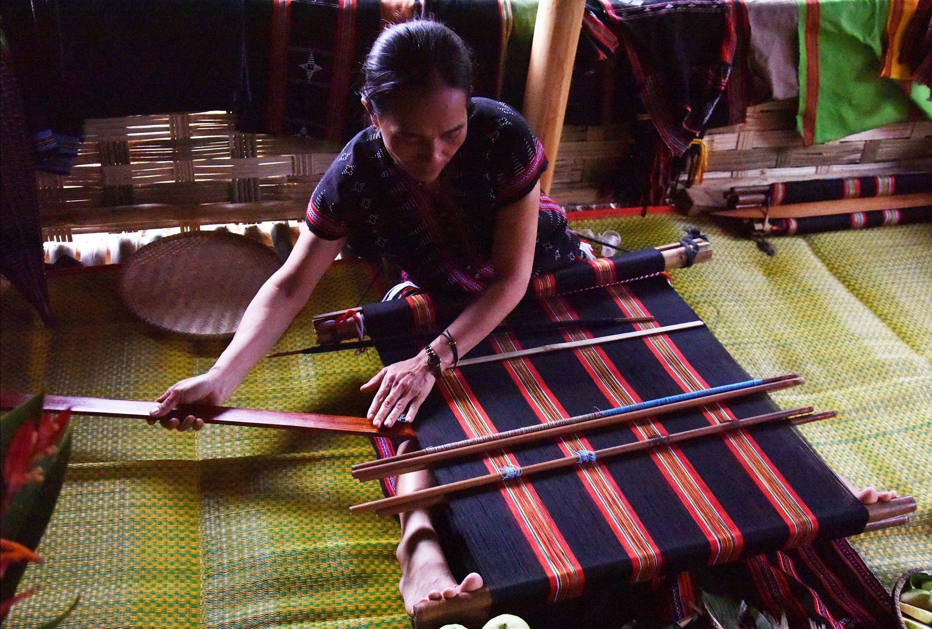 អ្នកតម្បាញ Dinh Thi Tin ភូមិ Gian Bi ជាប់នឹងតម្បាញតម្បាញរបស់នាង។ រូបថត៖ T.V