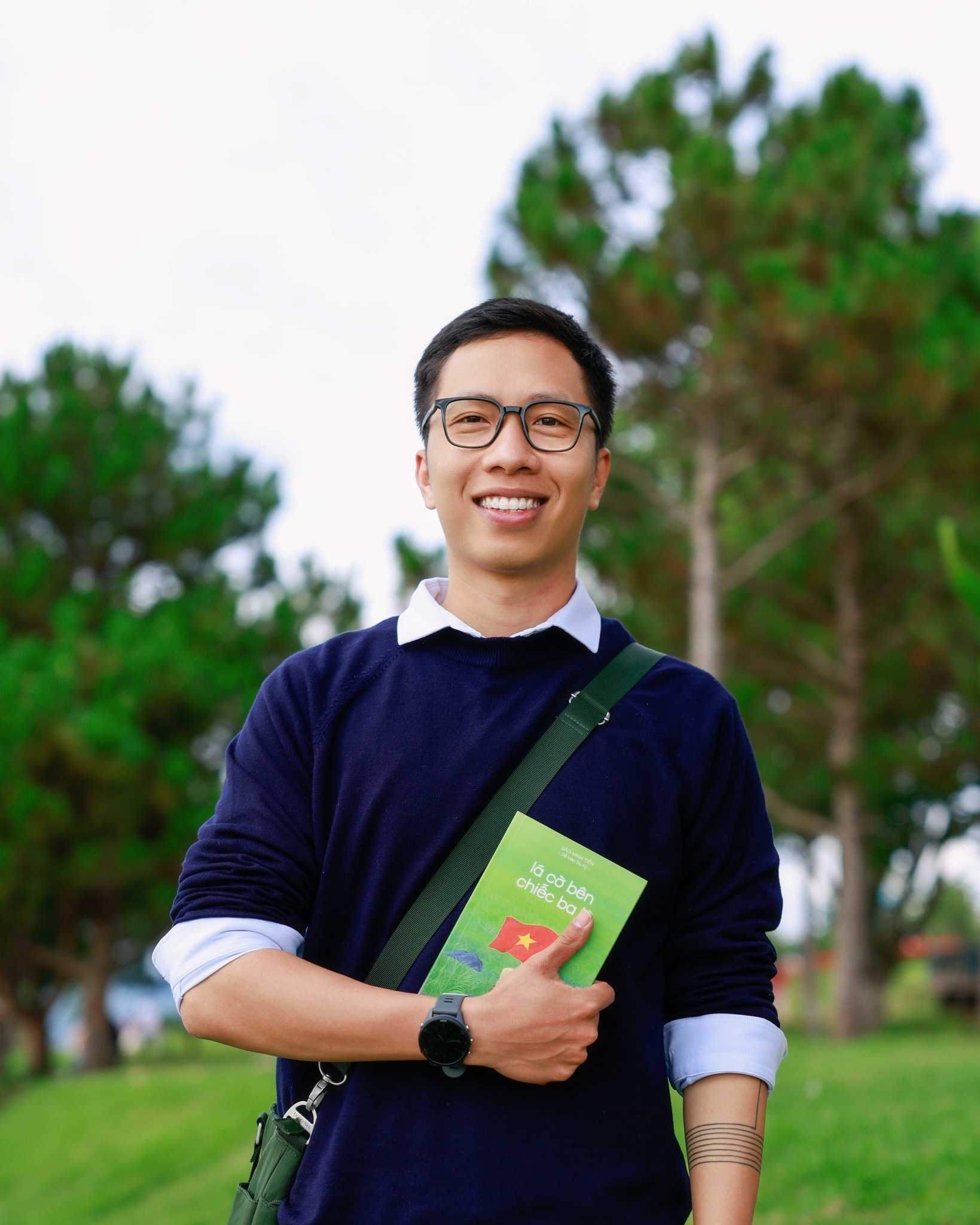 Đào Minh Tiến - chủ nhân của kênh Youtube, TikTok và Podcast Dế Mèn Du Ký, được biết đến với hành trình của một người trẻ luôn mang theo lá cờ đỏ sao vàng băng qua mọi miền đất nước