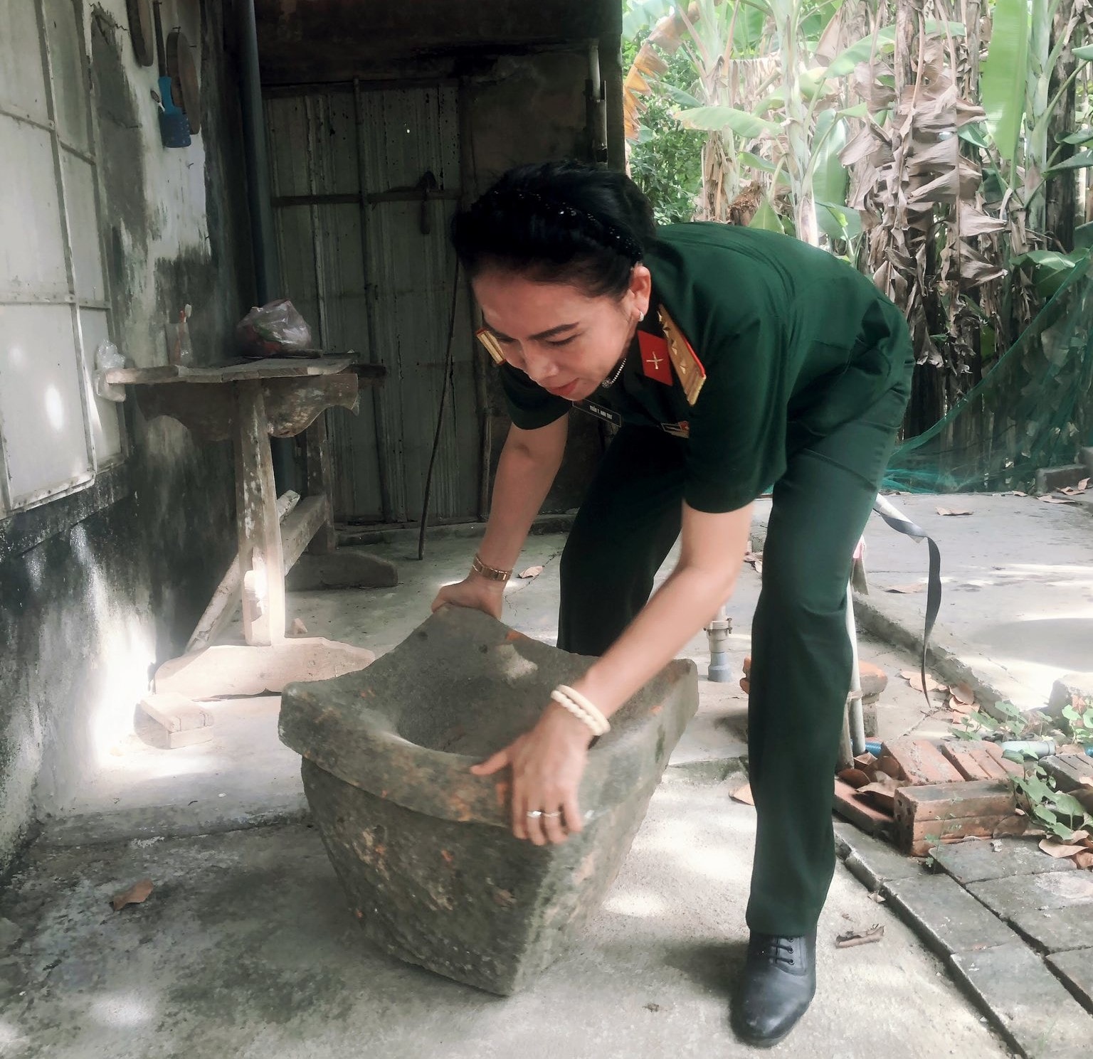 Chiếc cối đá gia đình ông Thọ dùng để giã gạo nuôi quân những năm 60, 70 của thế kỷ trước.