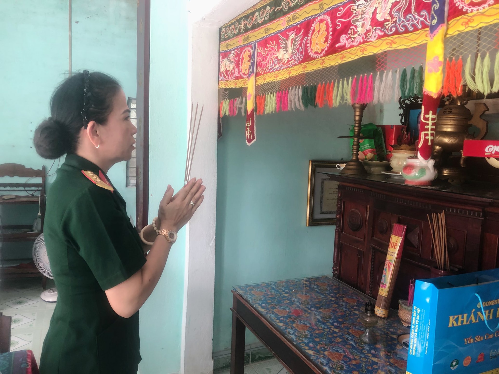Thượng tá Trần Thị Anh Thư, Giám đốc Bảo tàng Quân khu 5 thắp hương cho bà Nhiều trước khi mang hai kỷ vật về bảo tàng. 