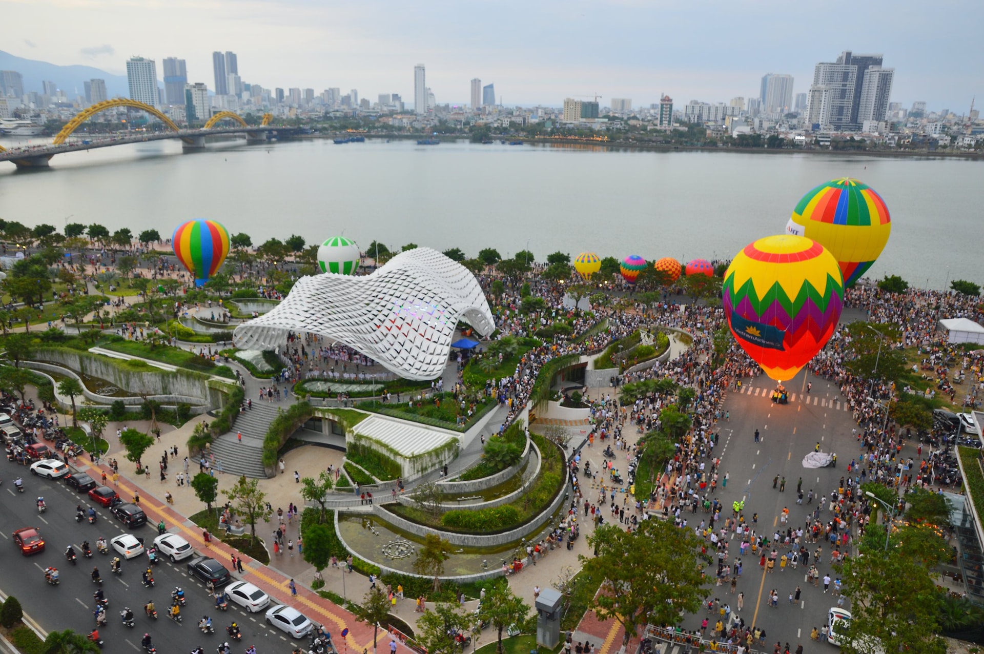 Theo các chuyên gia, không chỉ là trung tâm vùng, Đà Nẵng còn cần vươn mình để đạt tầm quốc tế, đủ sức cạnh tranh và hội nhập, trở thành đầu tàu thu hút vốn, công nghệ, nhân lực chất lượng cao và dòng chảy tài chính toàn cầu. Ảnh minh họa: XUÂN SƠN