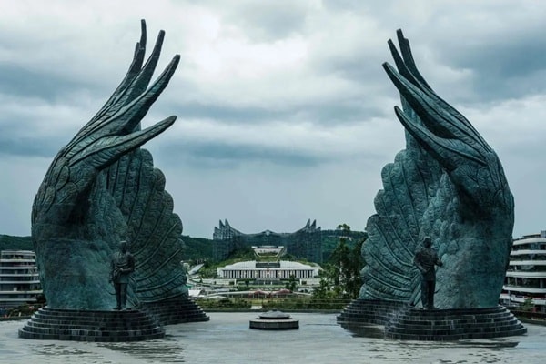 Tượng Tổng thống đầu tiên Soekarno (phải) và Phó tổng thống đầu tiên Mohammad Hatta của Indonesia do điêu khắc gia Nyoman Nuarta thực hiện tại Công viên Kusuma Bangsa, Nusantara. Ảnh: Yasuyoshi Chiba/AFP