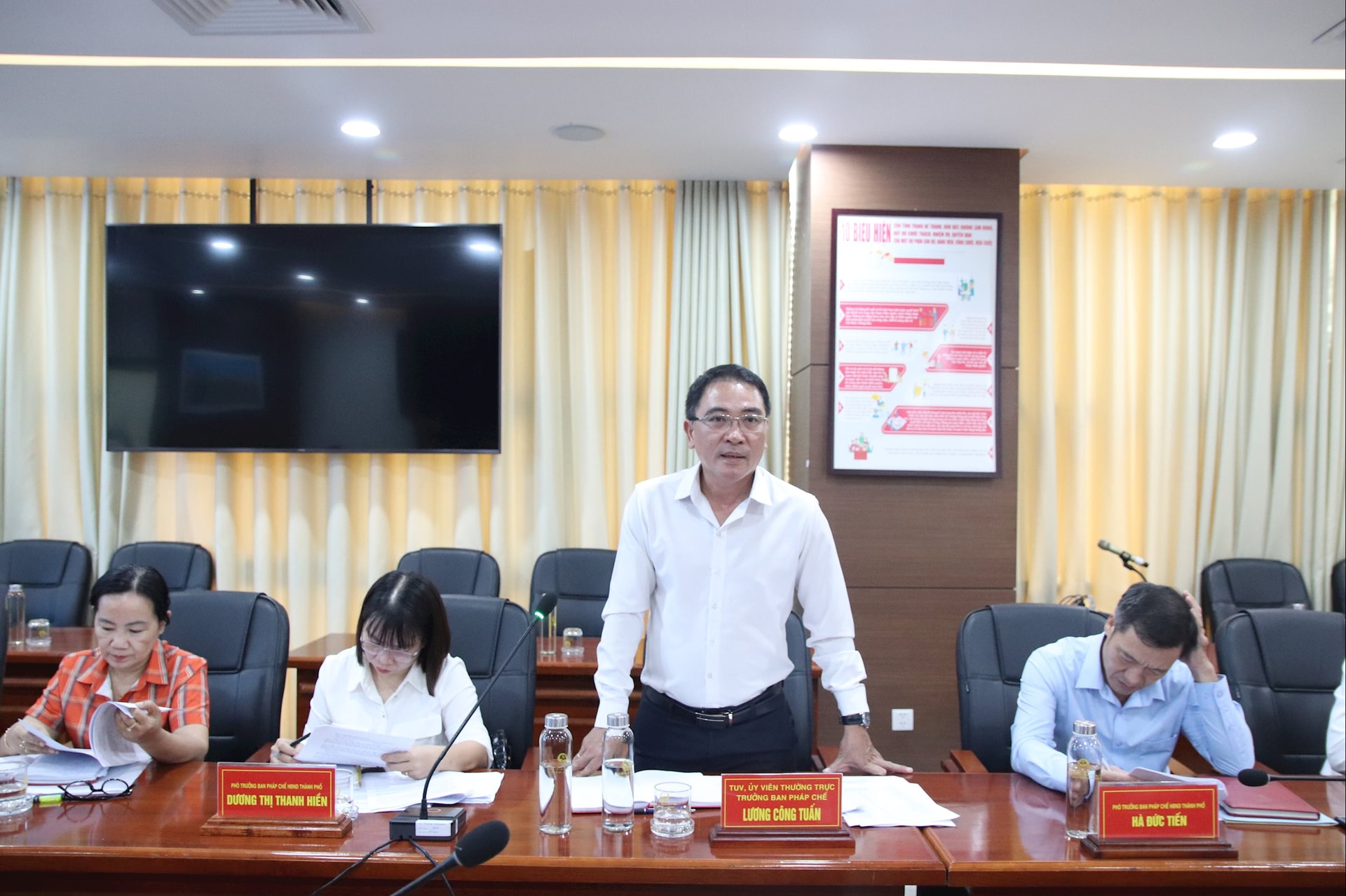 Trưởng ban Pháp chế HĐND thành phố Lương Công Tuấn định hướng phiên thẩm tra. Ảnh: T. HUY