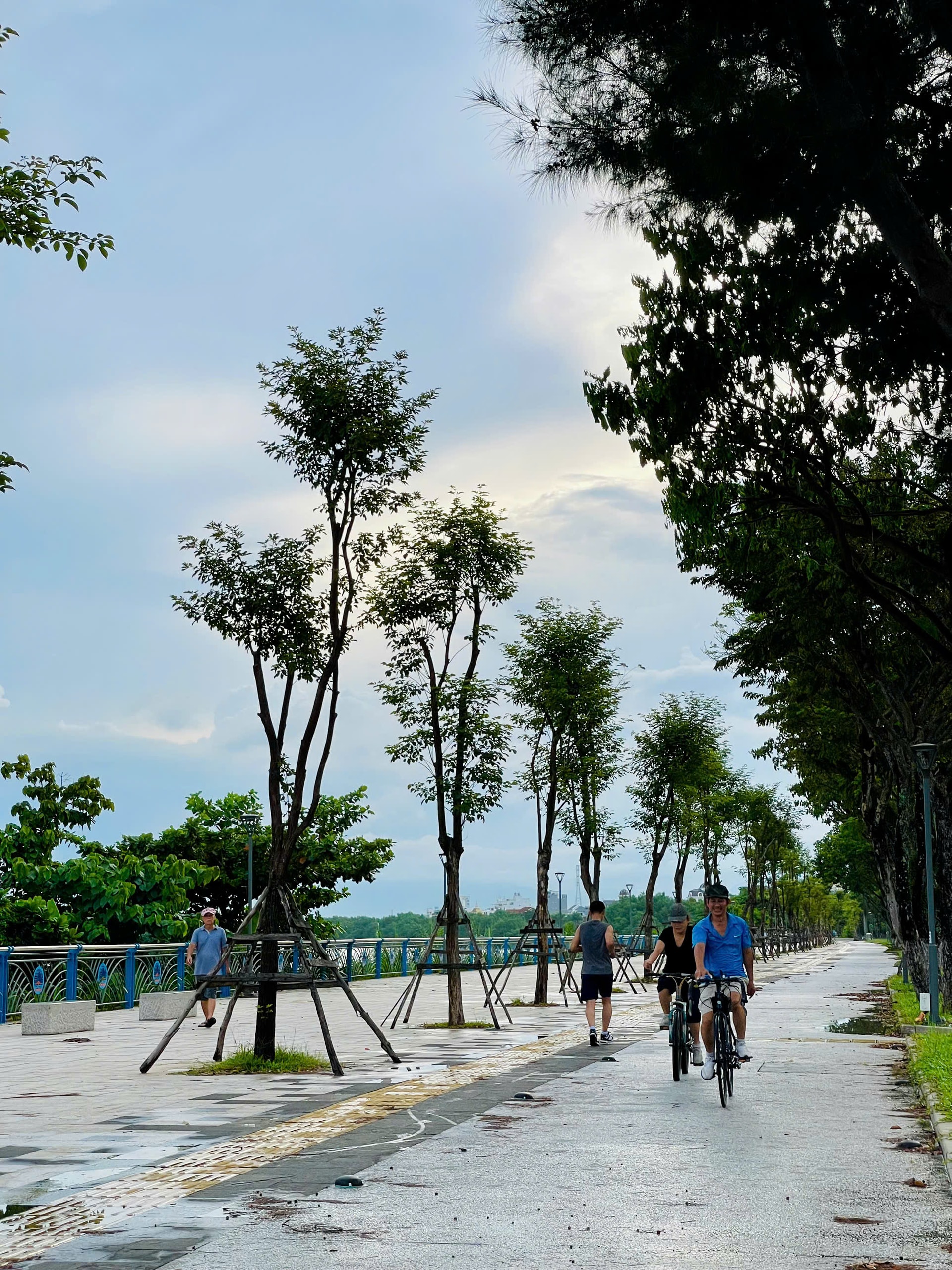 Người dân đạp xe, dạo bộ ở đường Thăng Long