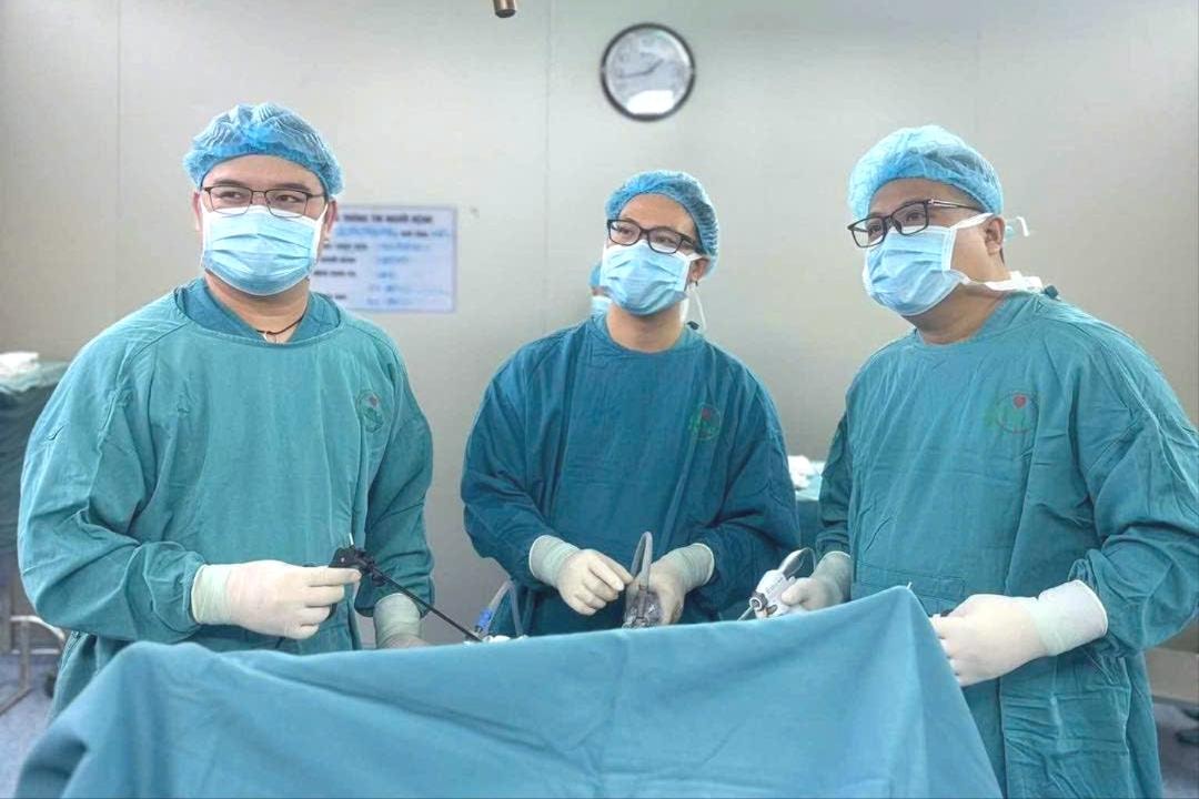 수술실 안에서는 의사와 간호사 사이에 치열하고 힘겨운 싸움이 벌어지고 있다. 사진: 르 헝