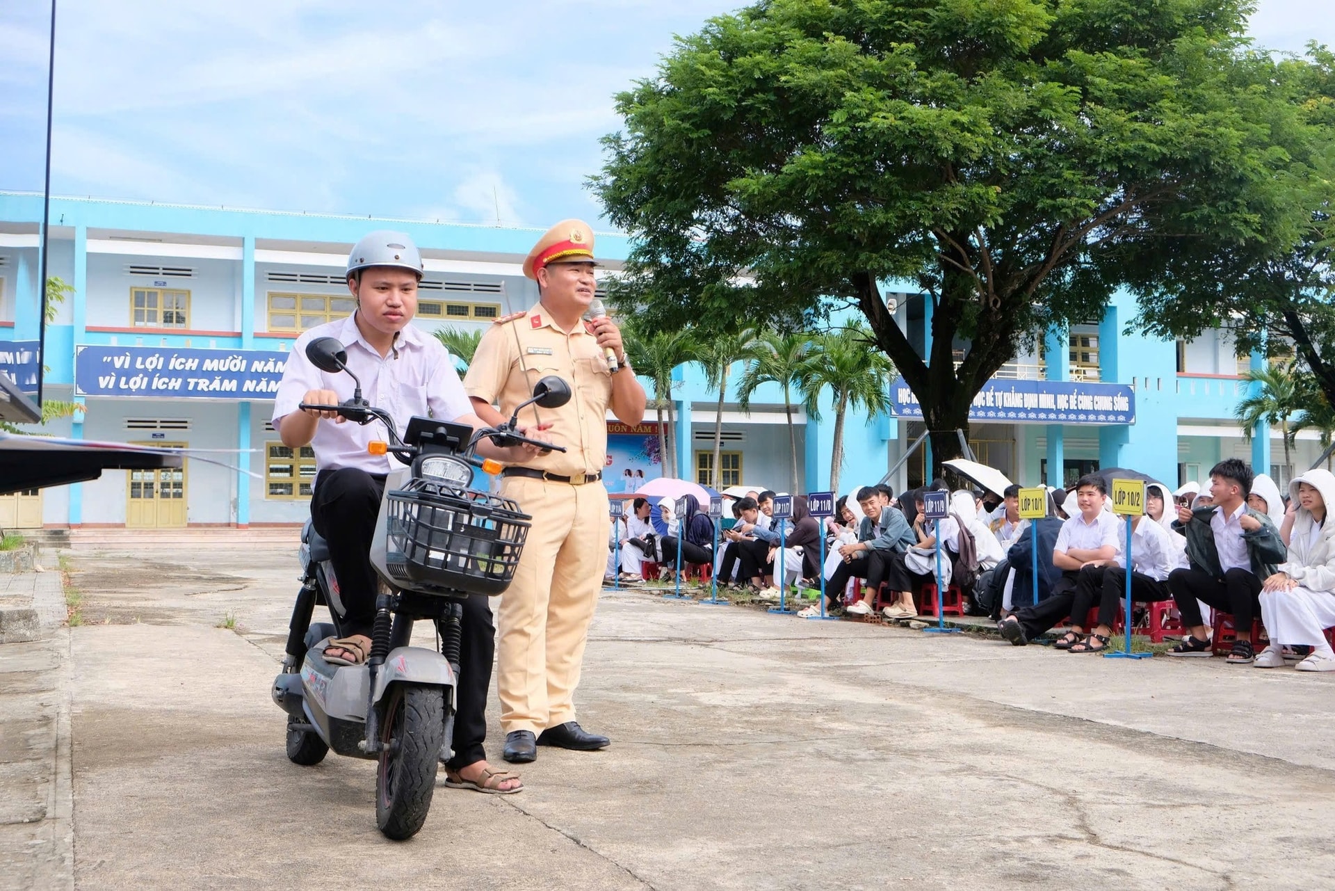 Cán bộ Trạm Cảnh sát giao thông Thăng Bình tuyên truyền an toàn giao thông cho học sinh Trường THPT Nguyễn Văn Cừ (xã Xuân Phú) vào ngày 8/9. Ảnh: H.A.
