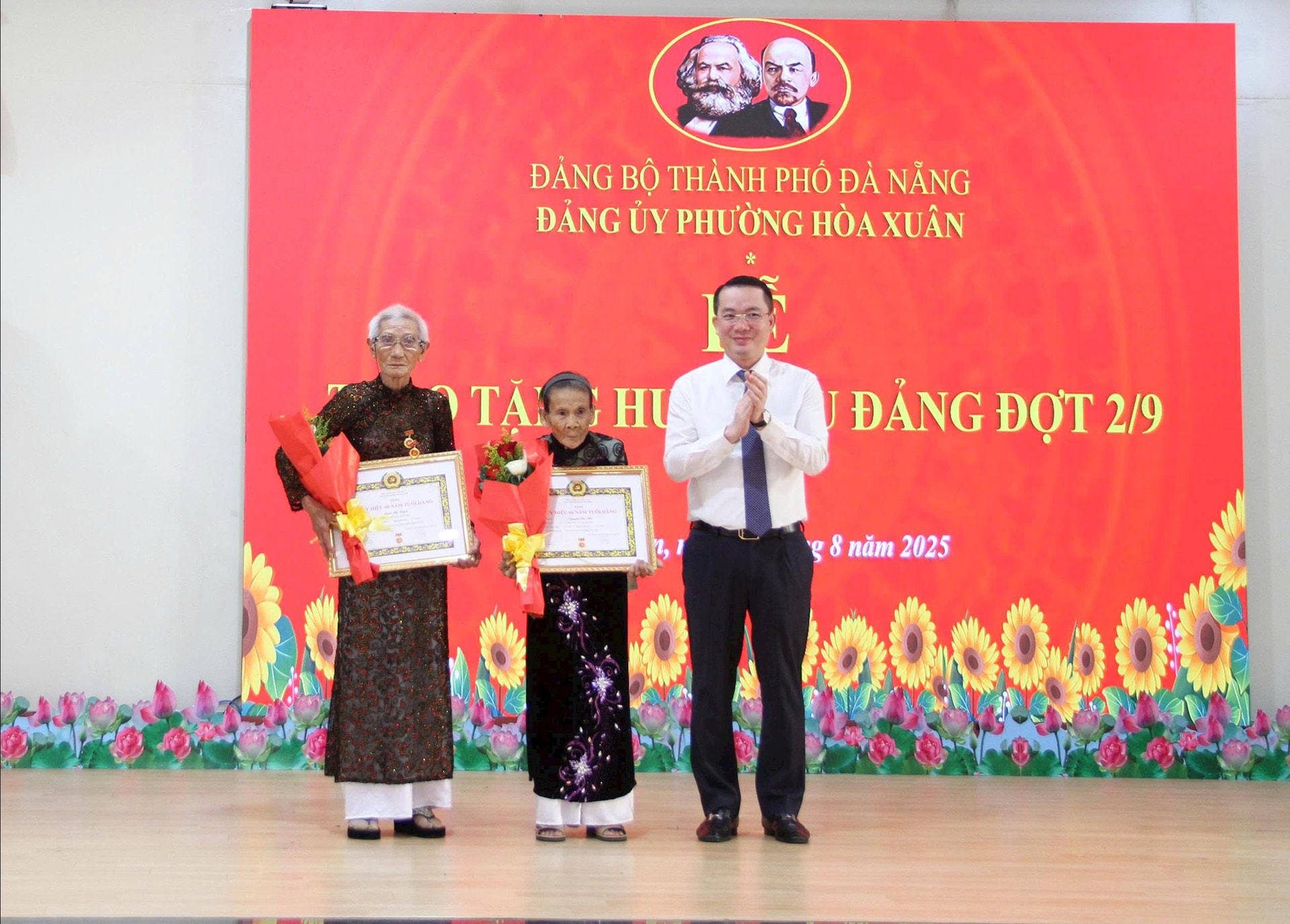 8-9 Hoa Xuan_trao HHD (1)