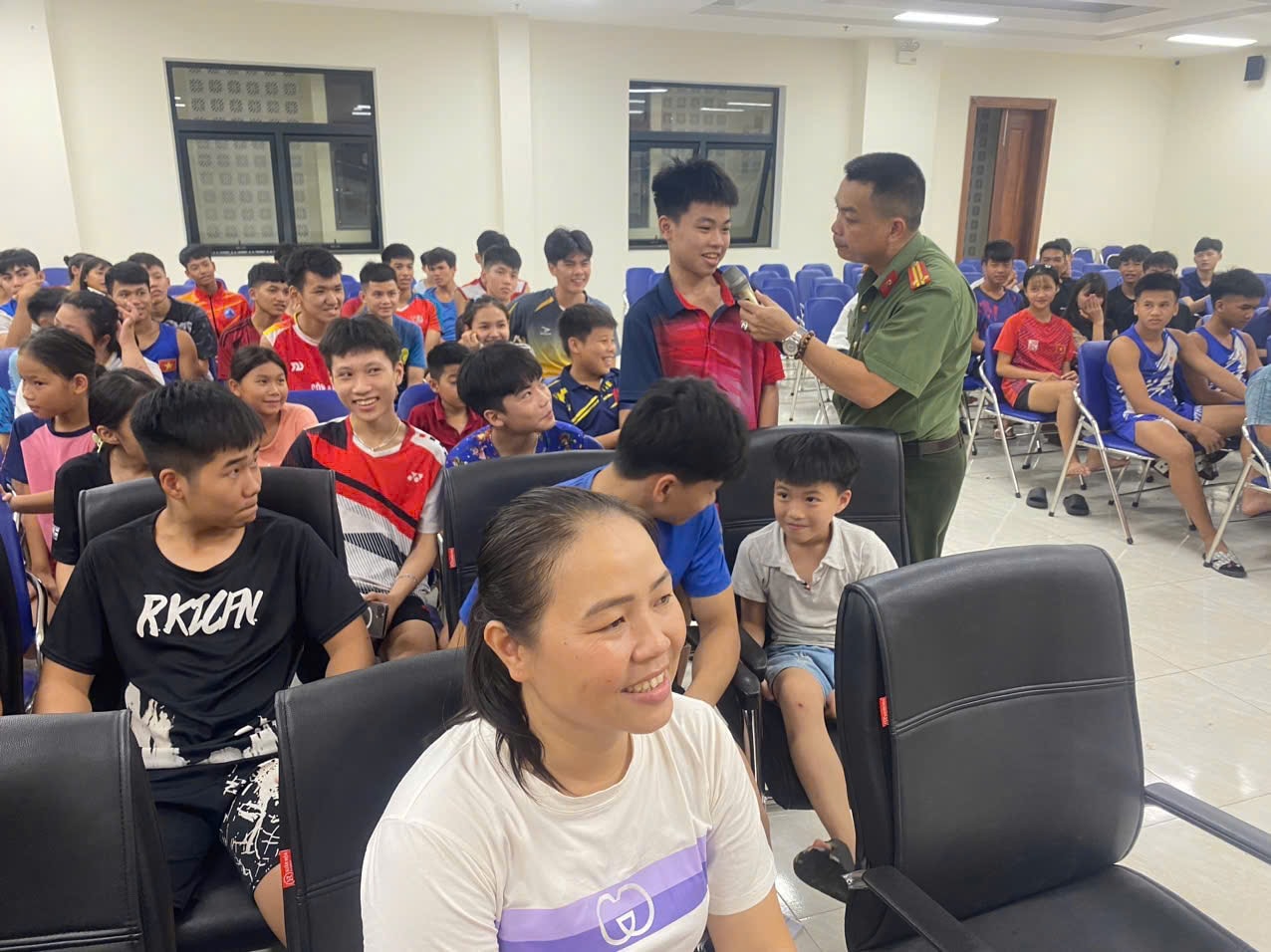 Công an thành phố tuyên truyền kỹ năng phòng chống tội phạm và các tệ nạn xã hội cho vận động viên, giáo viên tại Trung tâm huấn luyện và đào tạo vận động viện thể dục - thể thao thành phố.