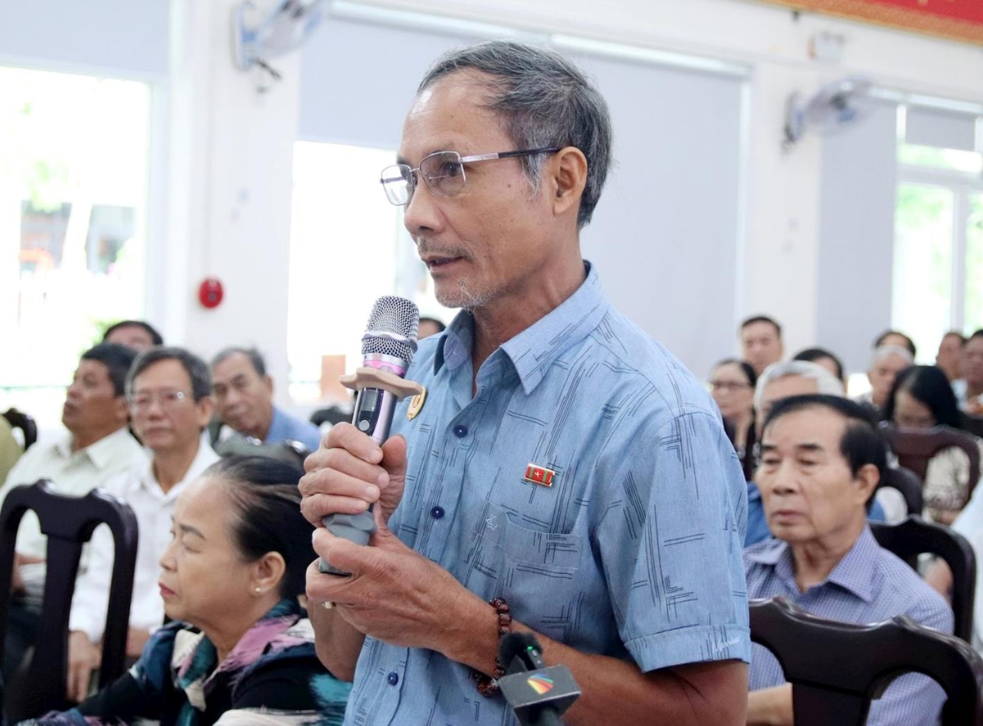 Cử tri Nguyễn Văn Chung kiến nghị tại buổi tiếp xúc. Ảnh: T. HUY