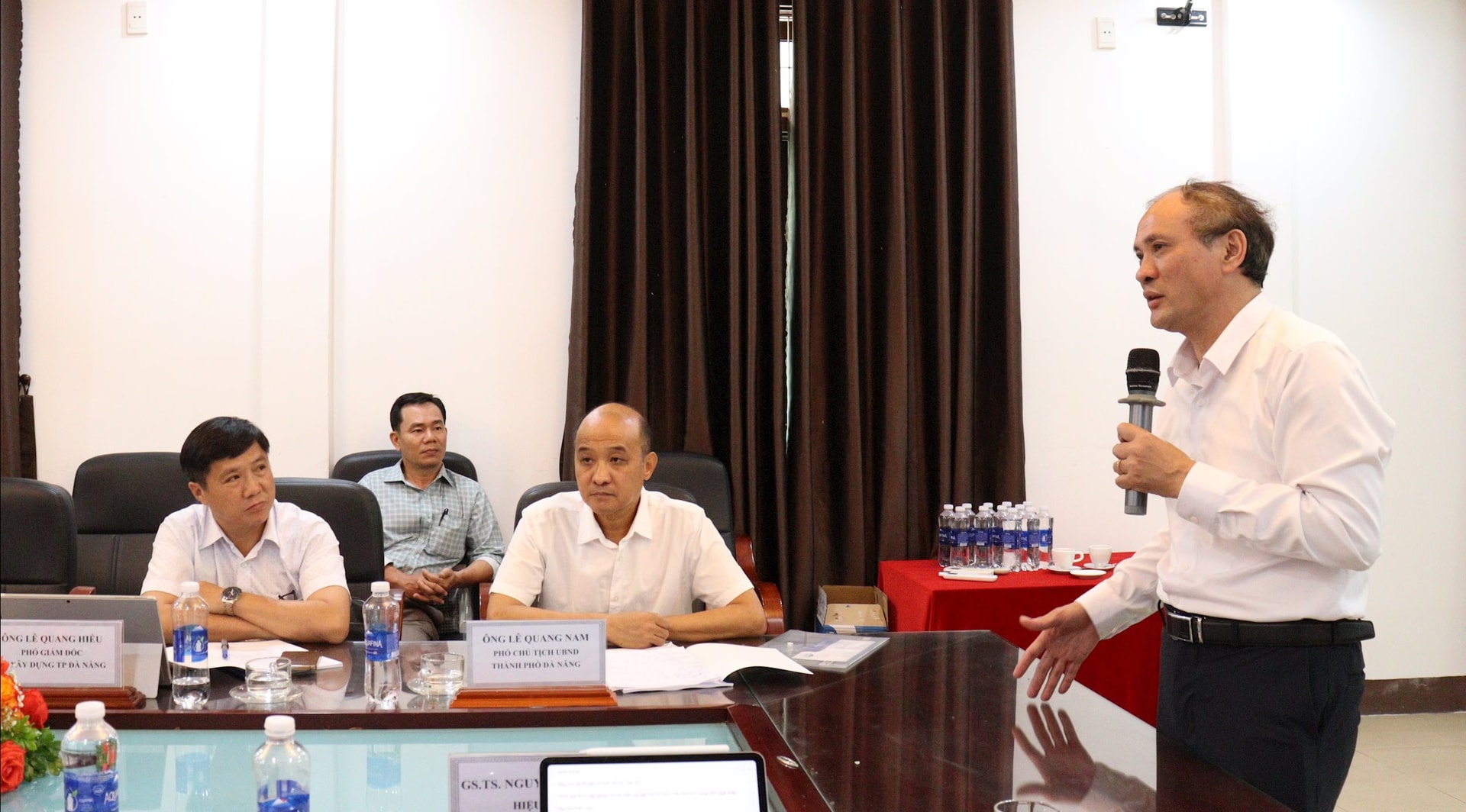 GS.TS Nguyễn Trung Việt (bên phải), Hiệu trưởng Trường Đại học Thủy lợi phát biểu tại hội thảo. Ảnh: HOÀNG HIỆP