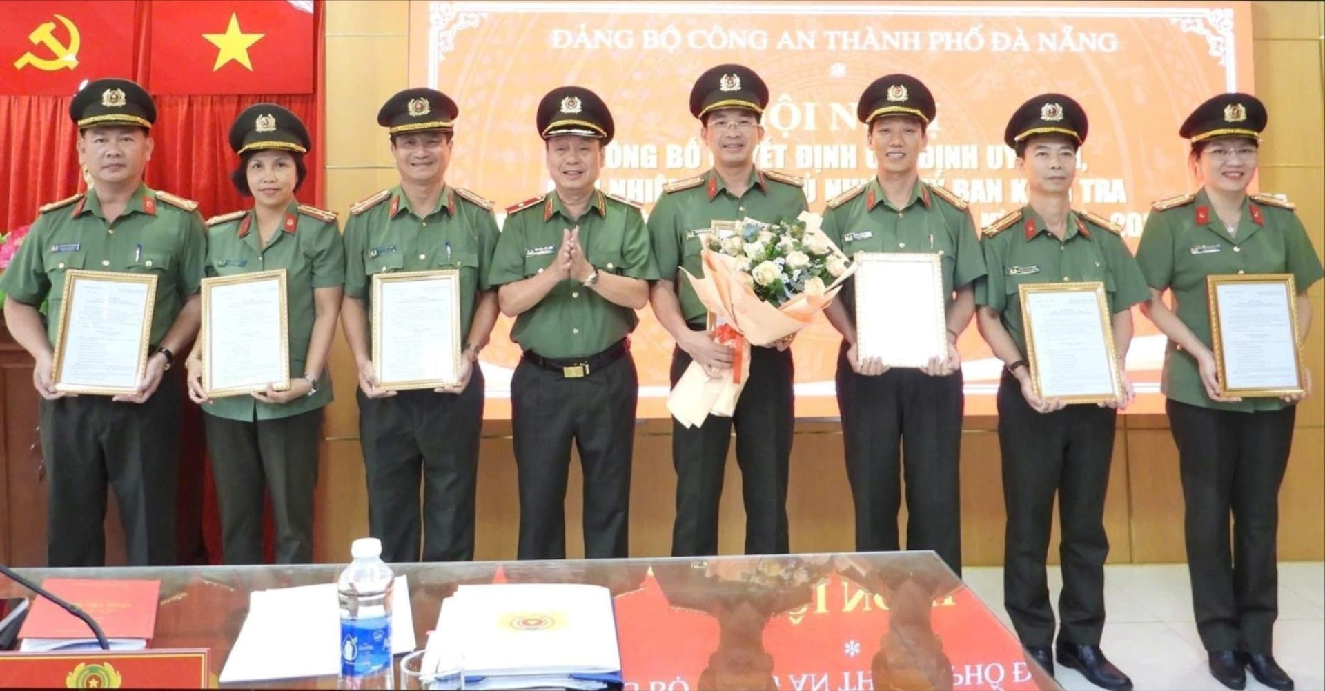 sang-trao-quyet-dinh-va-tang-hoa-chuc-mung-cac-dong-chi-tham-gia-ubkt-dang-uy-cong-an-thanh-pho-nhiem-ky-2025-2030.-anh-l.h(1).jpg