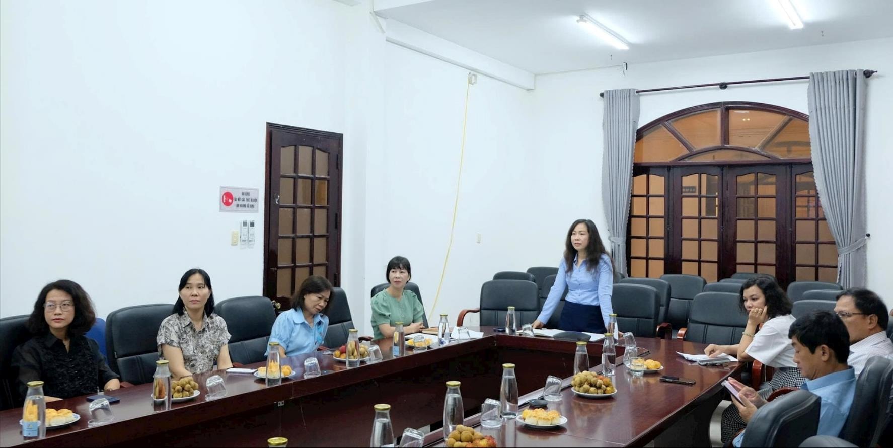 A képzés megnyitó beszédét Truong Thi Hong Hanh (állva), Da Nang város Kulturális, Sport- és Turisztikai Minisztériumának igazgatója tartotta. Fotó: THU HA