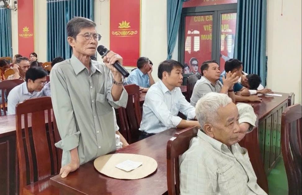 Cử tri xã Phước Trà nêu kiến nghị đến Tổ đại biểu số 15 HĐND thành phố. Ảnh: THANH HOA