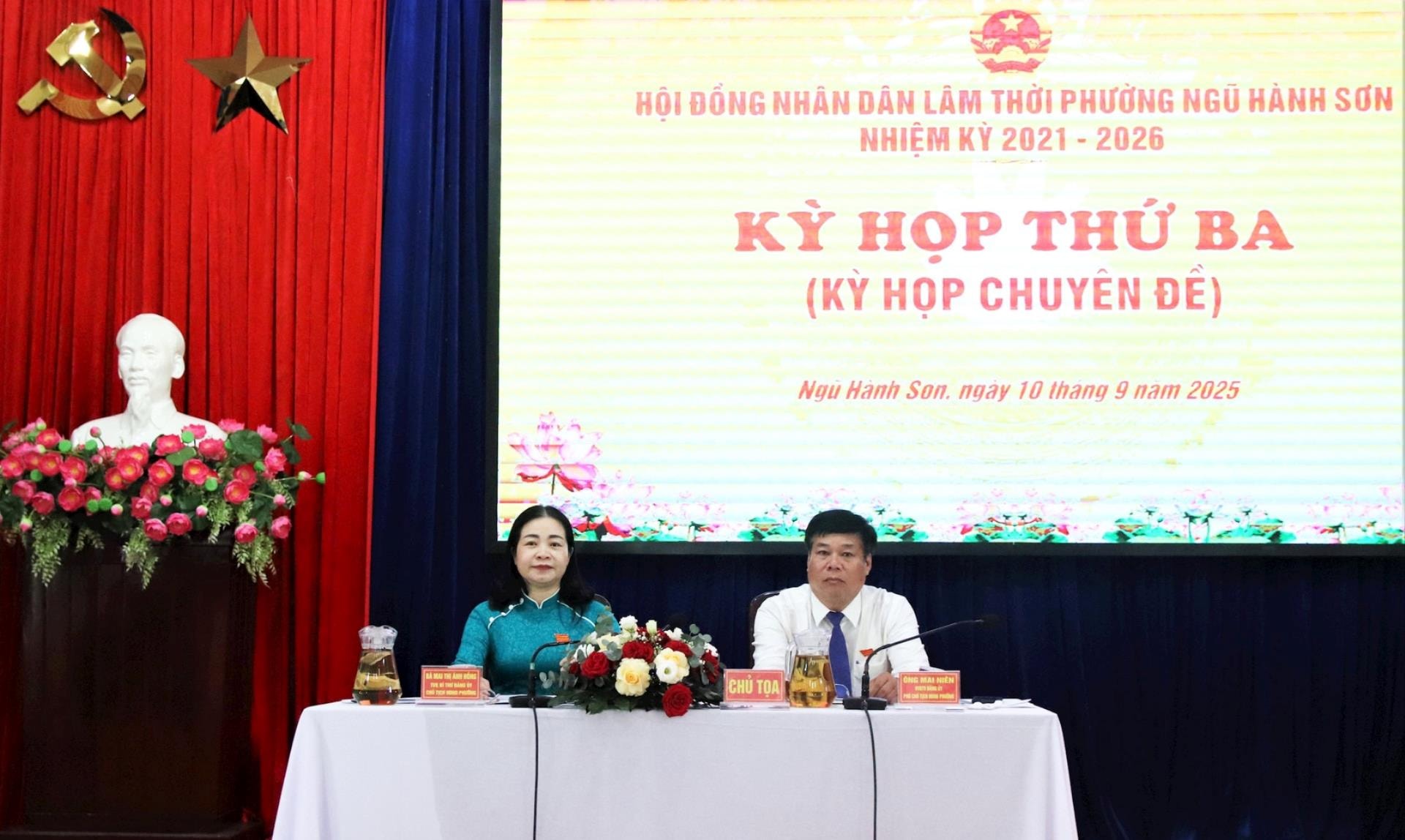 Chủ tọa kỳ họp. Ảnh: T. HUY