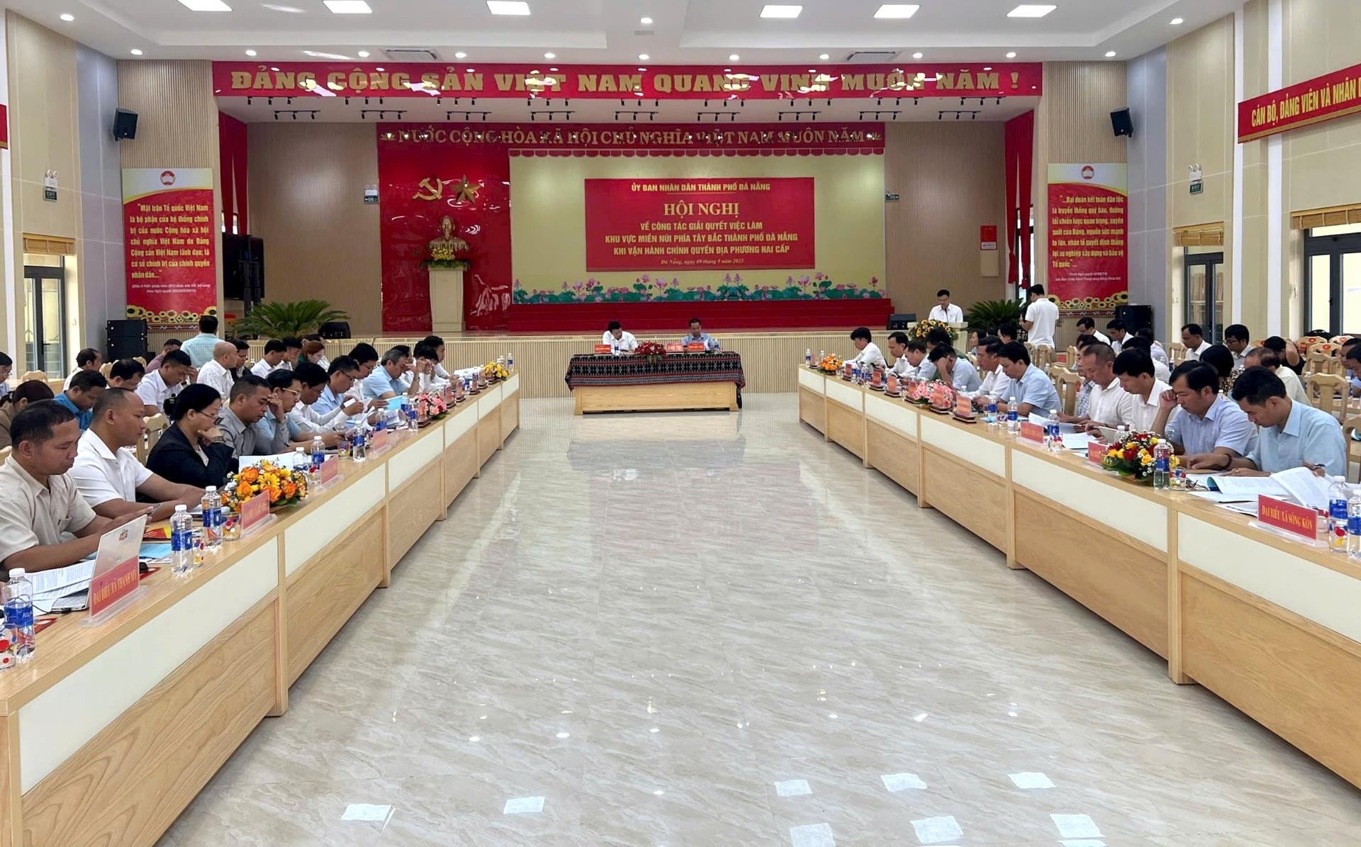 Quang cảnh Hội nghị giải quyết việc làm ở các xã miền núi Tây Bắc sáng ngày 9.9. Ảnh TẤN SỸ