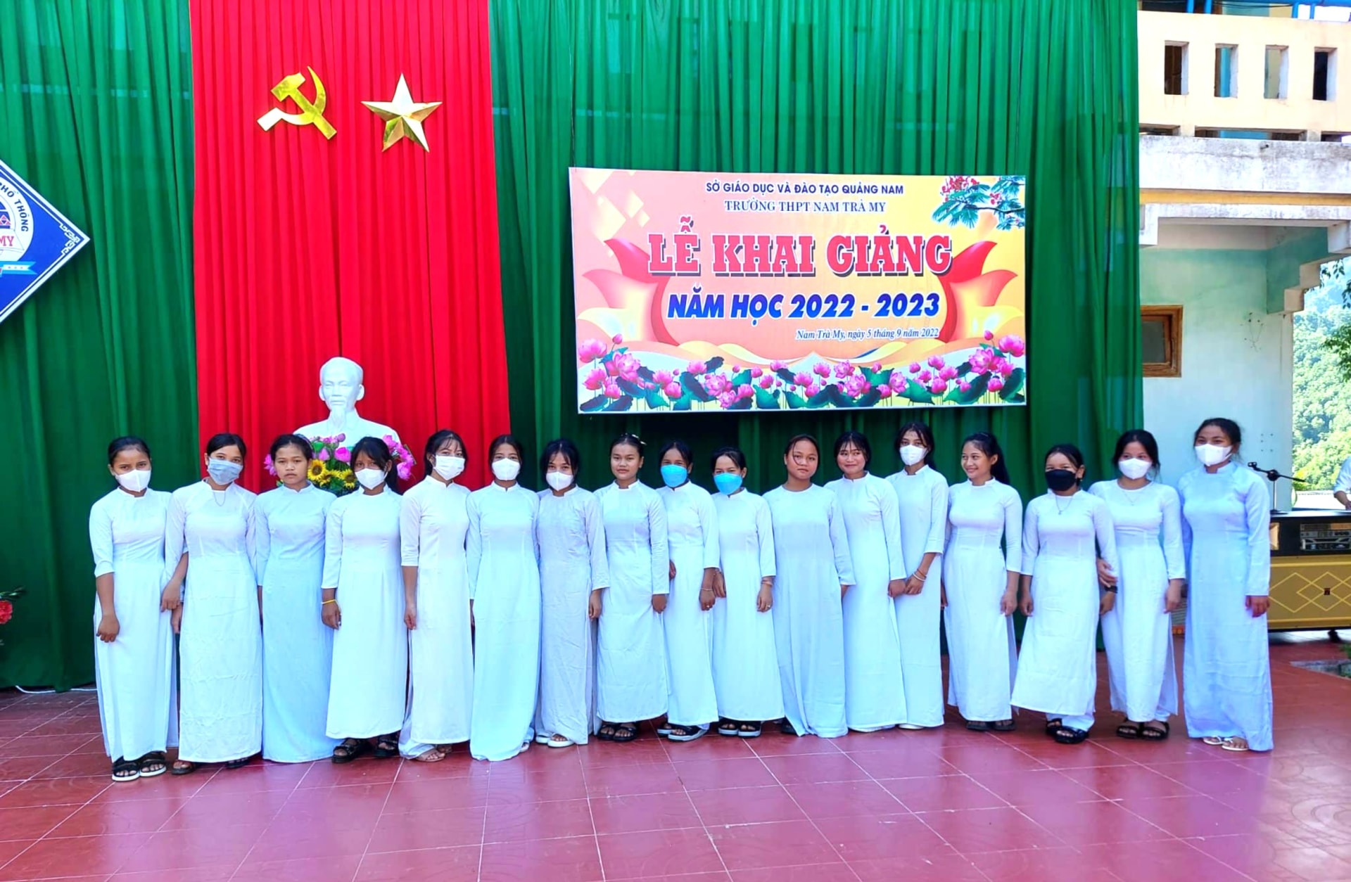 Ao Dai ទី 1 នៃគម្រោងត្រូវបានចែកចាយក្នុងរដូវត្រឡប់ទៅសាលារៀននៃឆ្នាំសិក្សា 2022-2023 ។ រូបថត៖ ផ្តល់ដោយសាលា