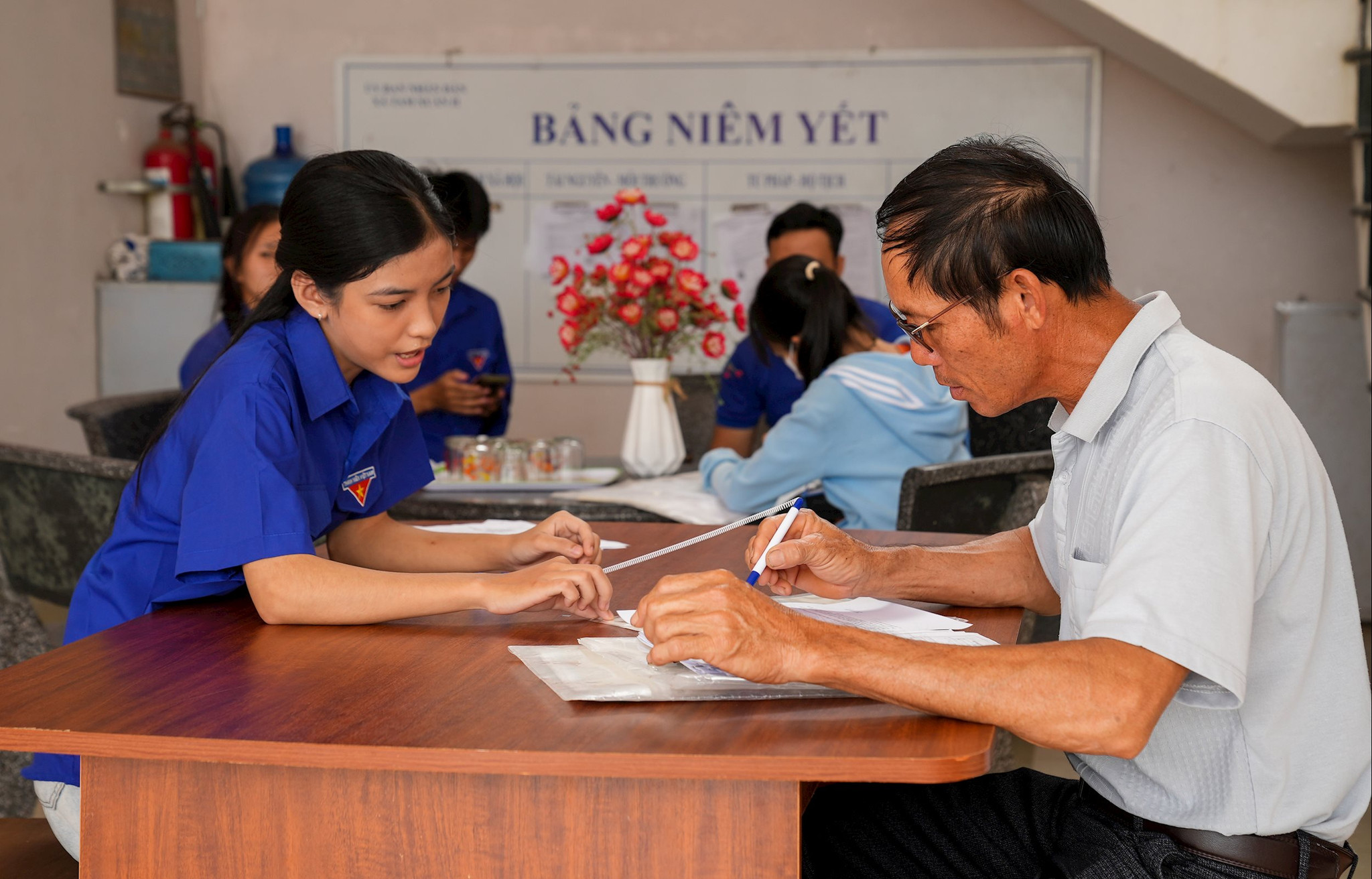 Đoàn viên, thanh niên xã Tam Xuân hỗ trợ người dân thực hiện thủ tục hành chính tại Trung tâm phục vụ hành chính công xã. Ảnh: HỒ QUÂN