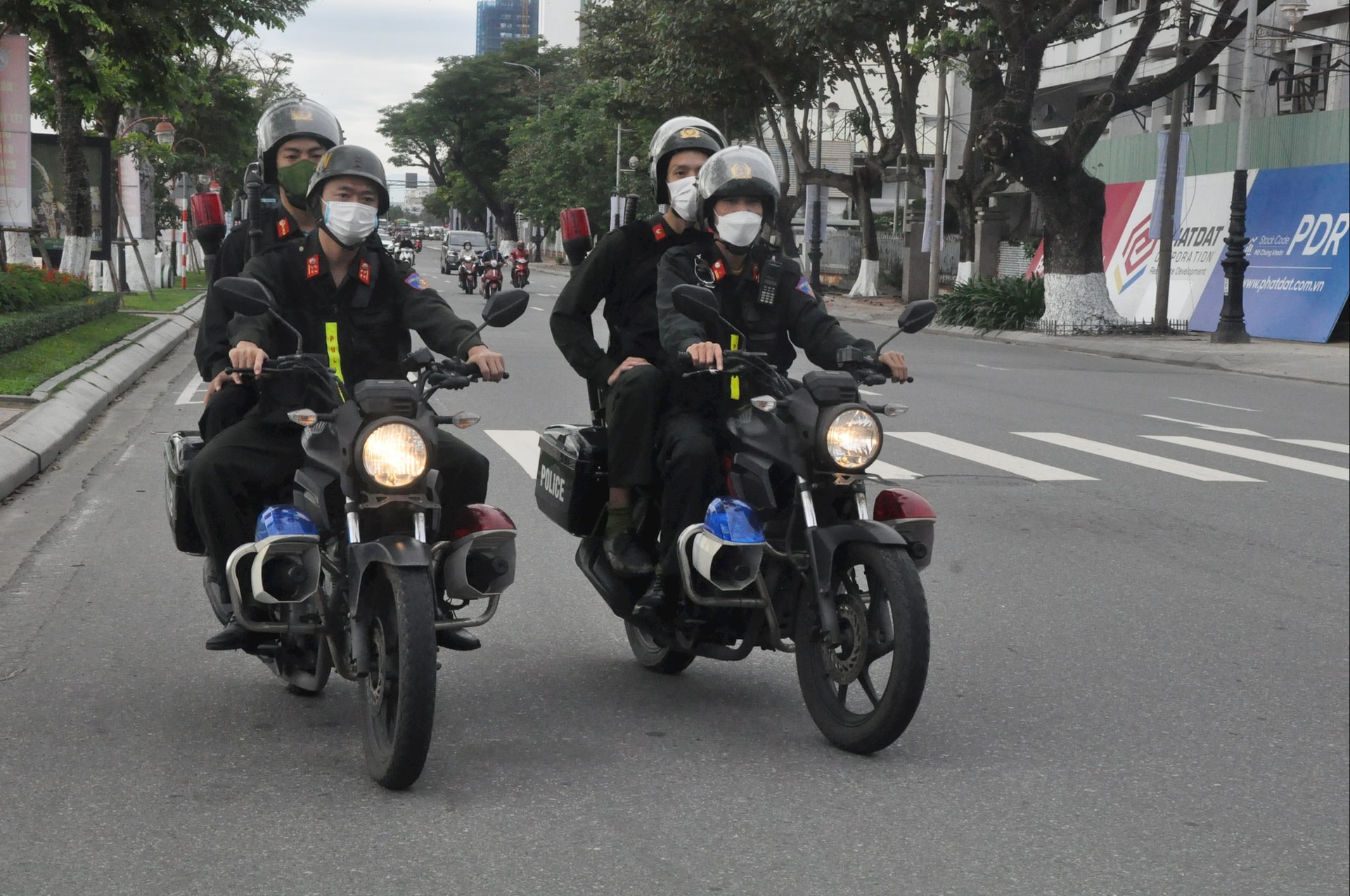 Lực lượng Cảnh sát cơ động (Công an thành phố) tuần tra kiểm soát, bảo đảm an ninh trật tự trên các tuyến đường. Ảnh LÊ HÙNG