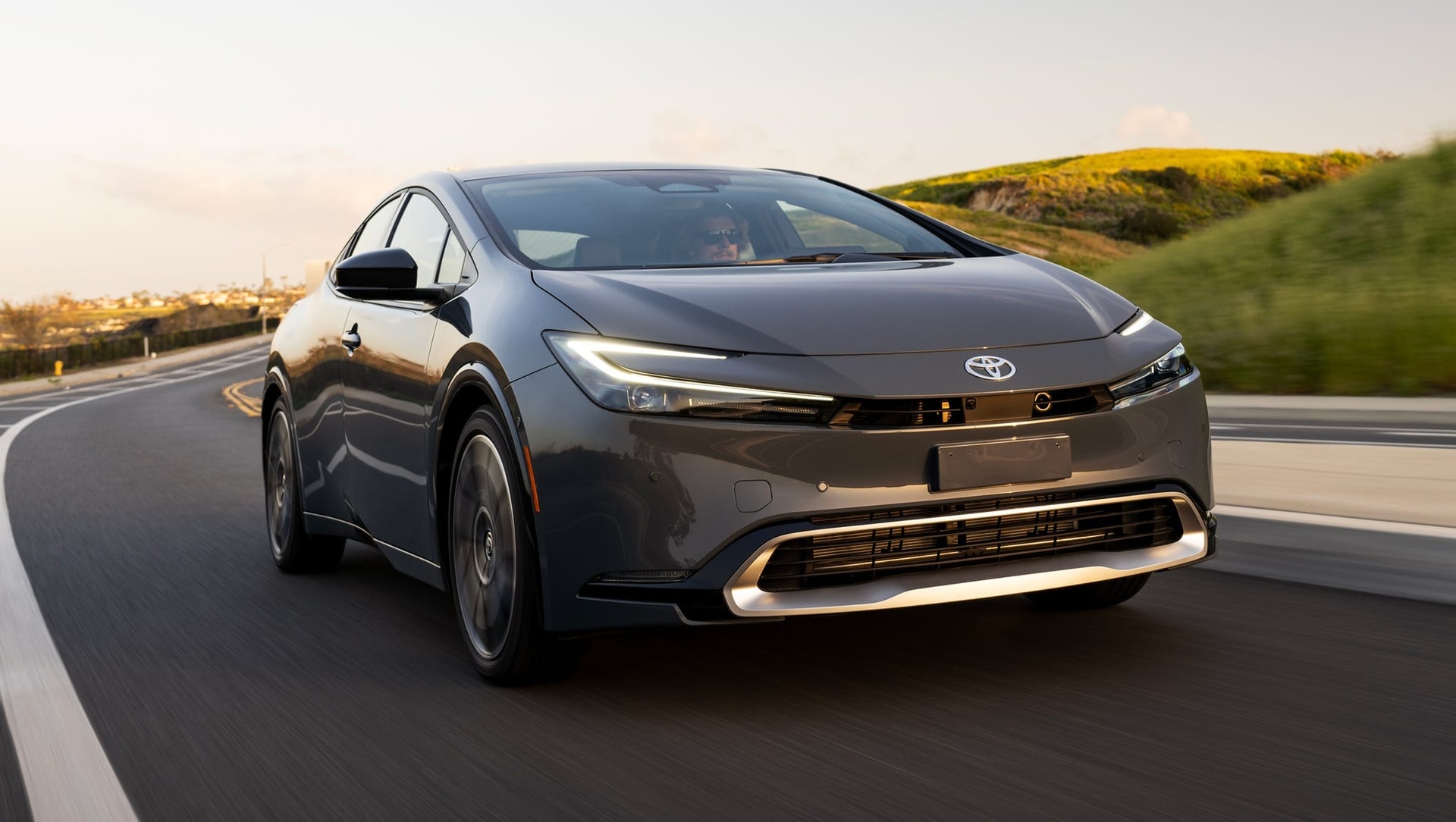 Toyota Prius PHEV Vị vua không thể so ván