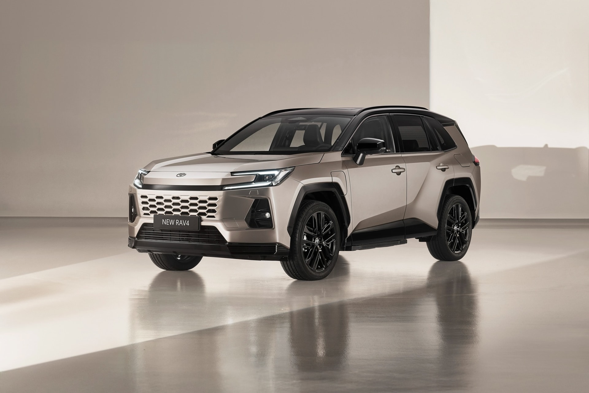 Toyota RAV4 PHEV SUV gia đình quốc dân bền bỉ