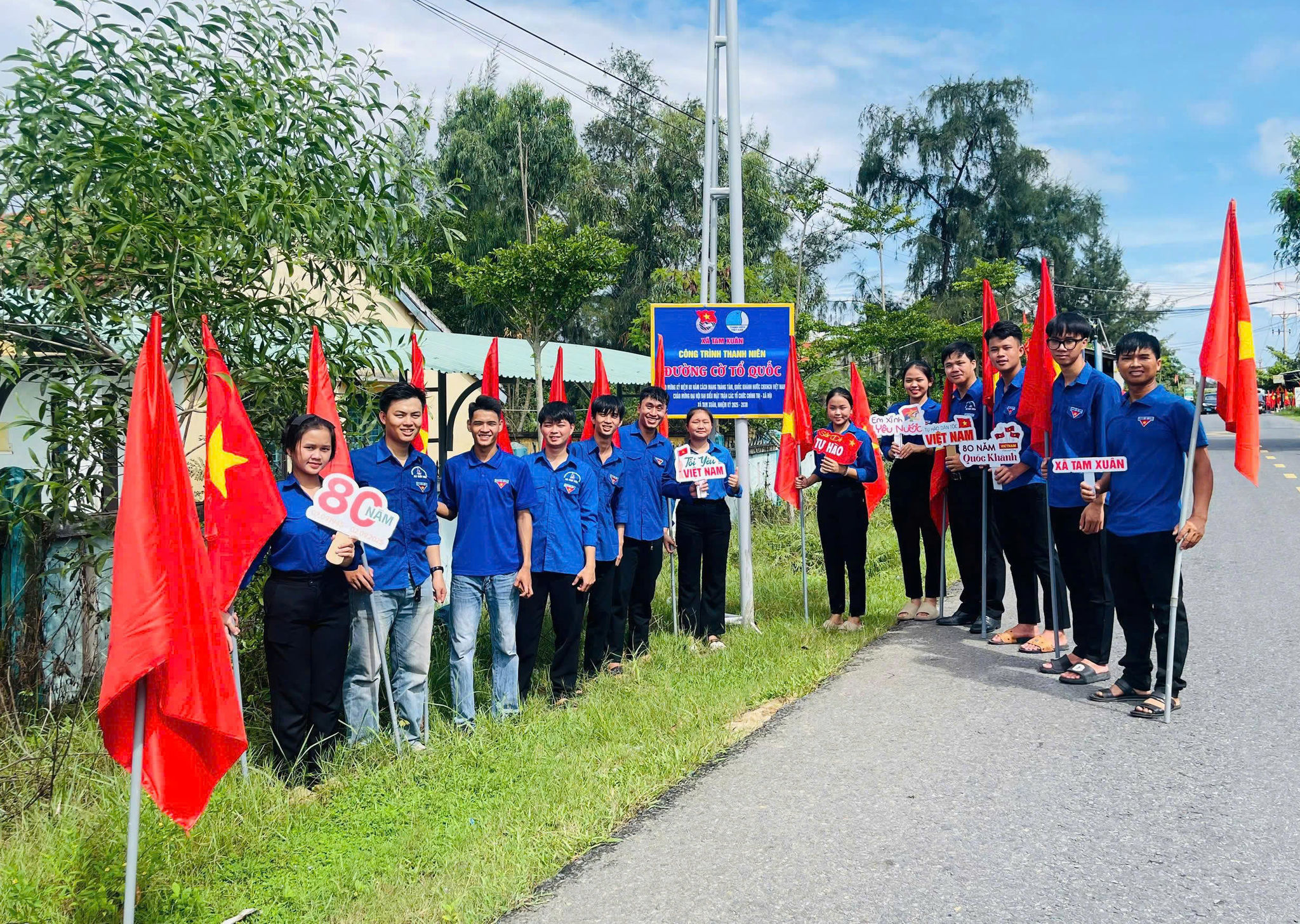 Công trình Đường cờ Tổ quốc của Đoàn thanh niên xã Tam Xuân. Ảnh: HỒ QUÂN