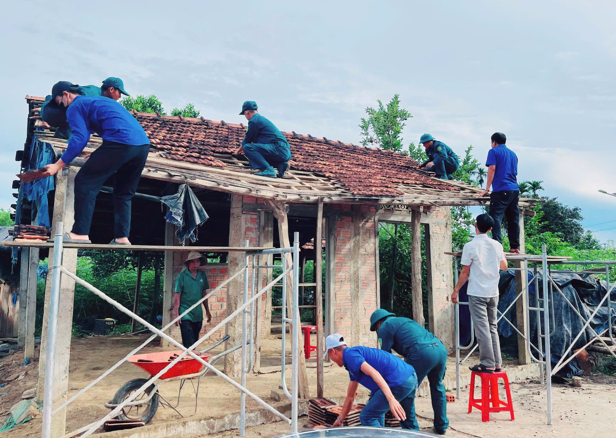 Đoàn thanh niên xã Tam Anh hỗ trợ ngày công xóa nhà tạm tại địa phương. Ảnh: HỒ