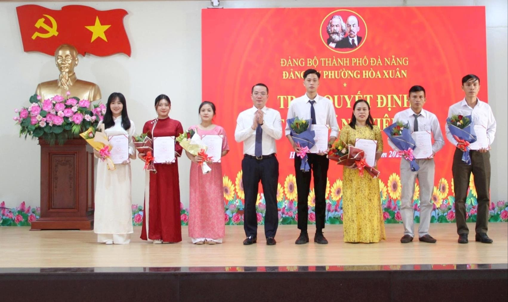 8-9-hoa-xuan_ket-nap-dang-vien(1).jpg
