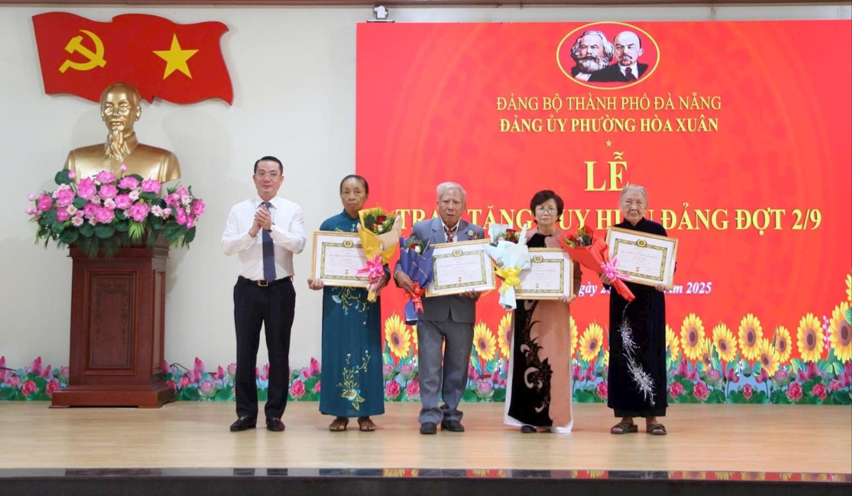 8-9-hoa-xuan_trao-hhd-2-(1).jpg