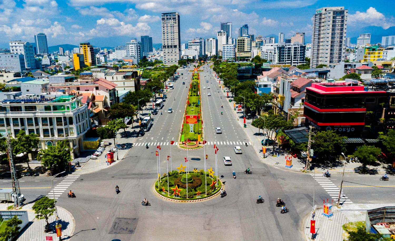មហាសន្និបាតលើកទី 1 នៃគណៈកម្មាធិការបក្សទីក្រុង Da Nang អាណត្តិ 2025-2030 គឺជាព្រឹត្តិការណ៍នយោបាយដ៏សំខាន់ បើកដំណាក់កាលអភិវឌ្ឍន៍ថ្មីជាមួយនឹងចក្ខុវិស័យយុទ្ធសាស្ត្រ ភាពរឹងមាំខាងនយោបាយ និងសេចក្តីប្រាថ្នាឆ្ពោះទៅកាន់ទីក្រុងបន្ថែមទៀតតាមដងទន្លេ Han។