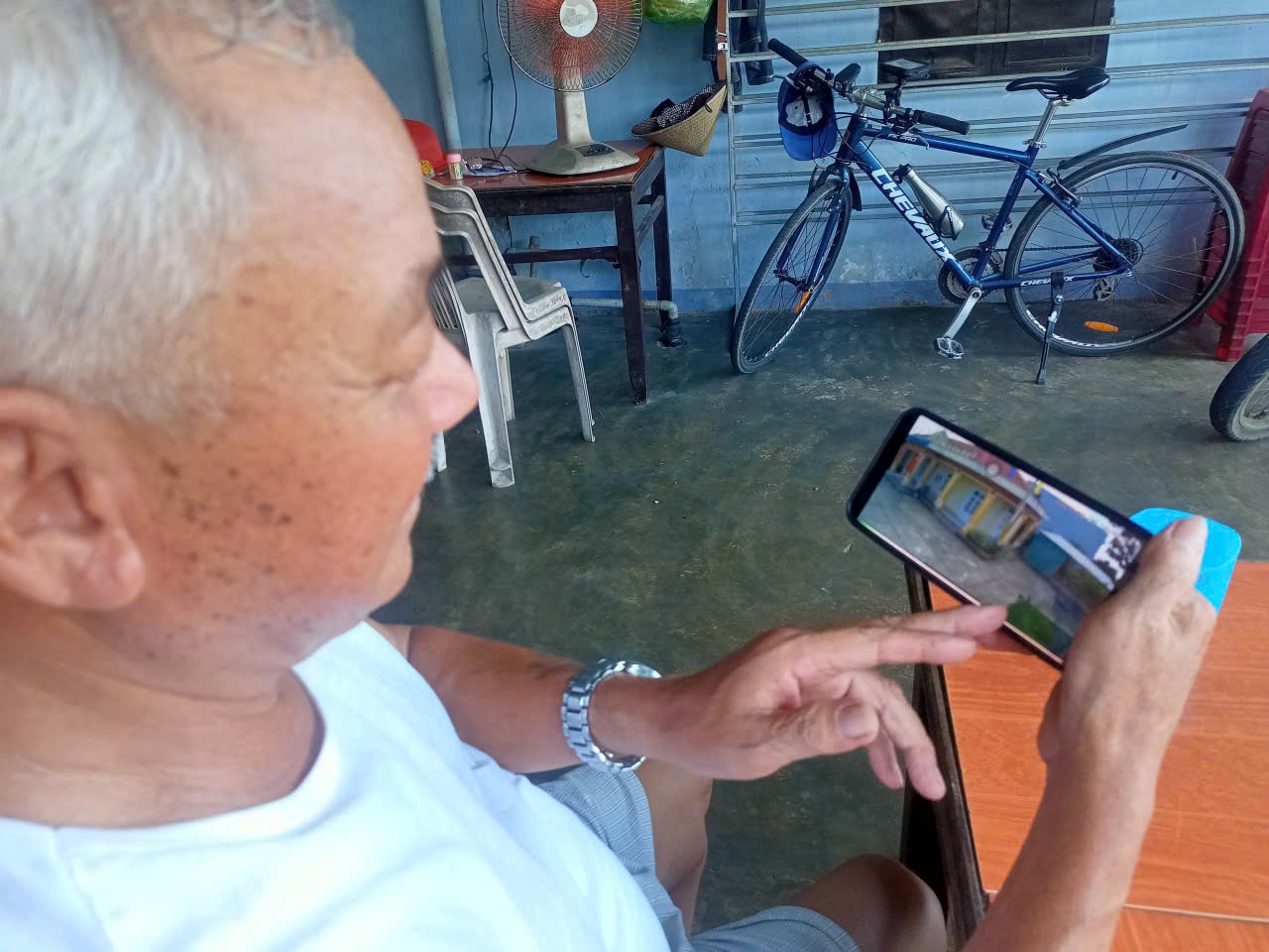 Ông Ngô đang theo dõi hình ảnh do ca me ra truyền về. Ảnh VĂN PHIN