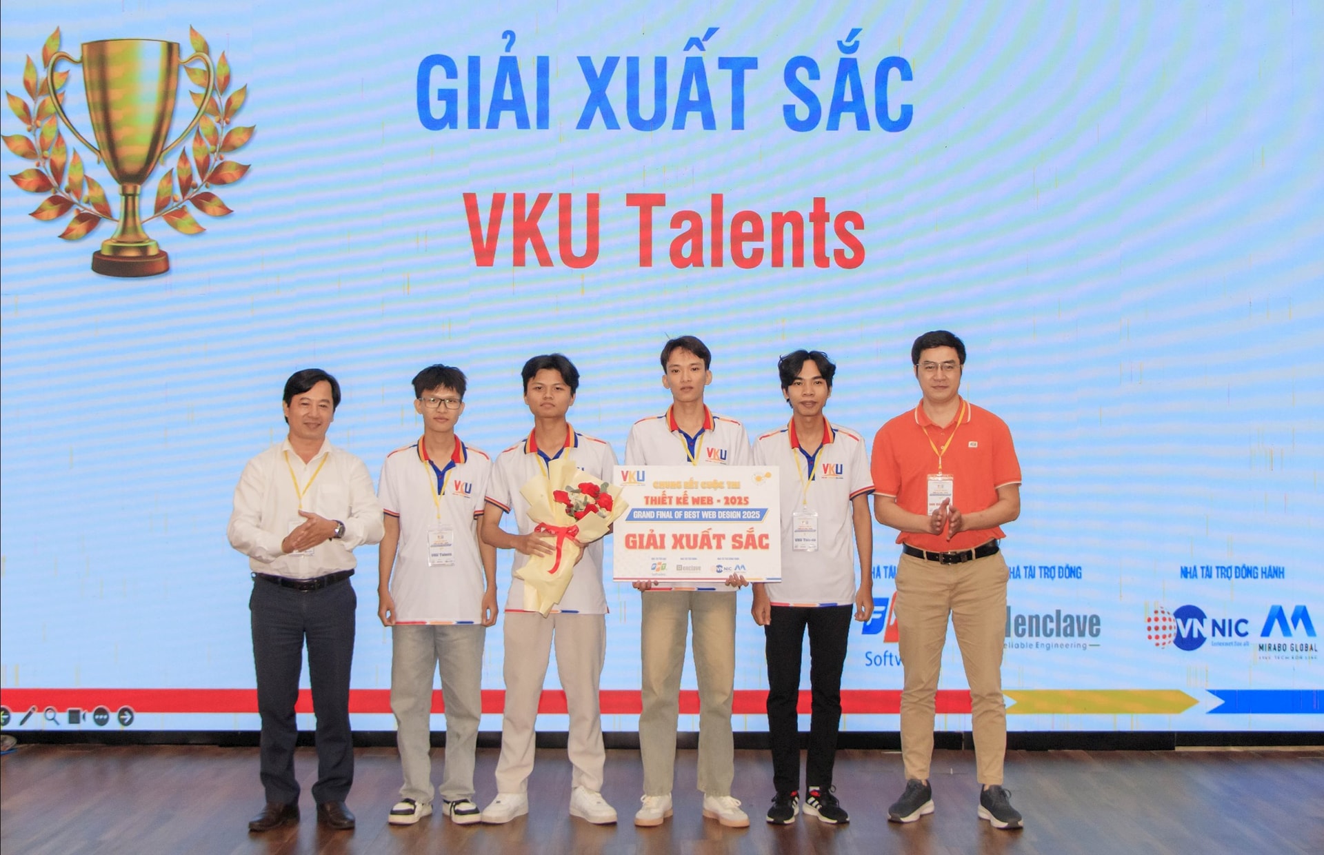 អ្នករៀបចំបានផ្តល់រង្វាន់ដល់ក្រុមល្អបំផុត។ រូបថត៖ NHAT H