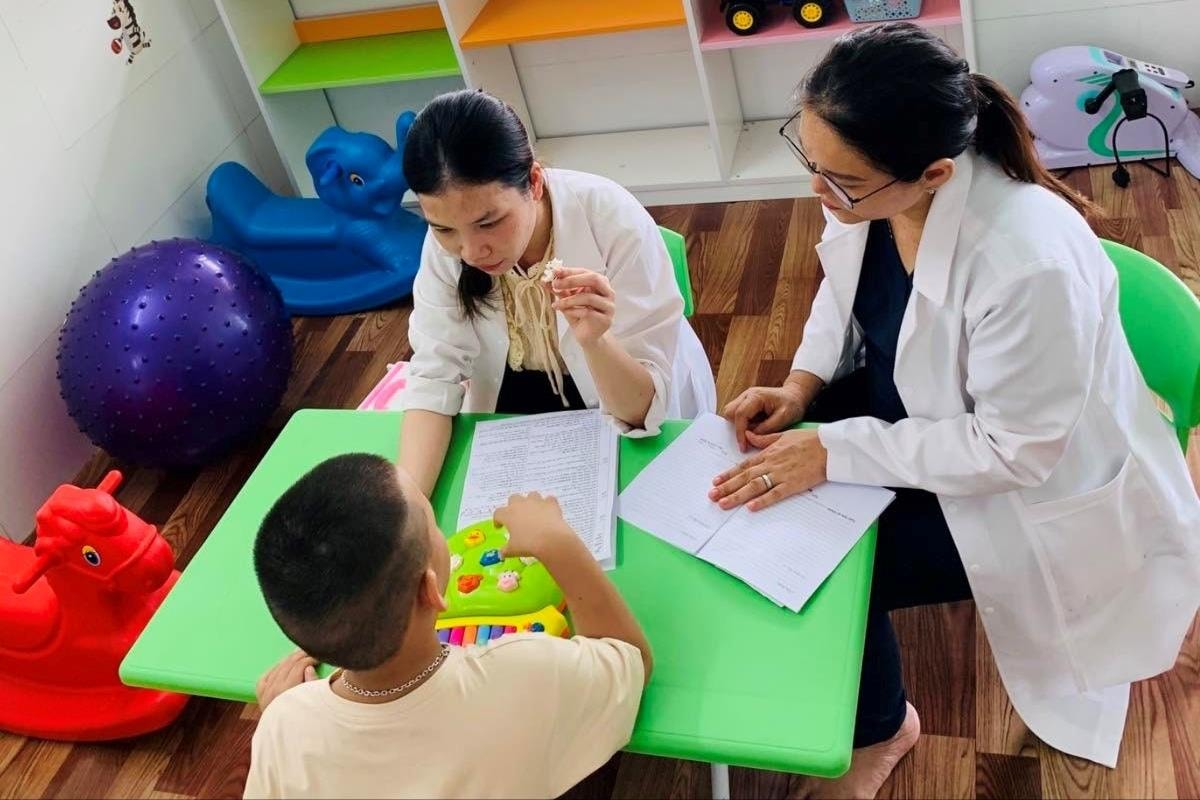 អង្គភាពចិត្តវិទ្យាគ្លីនិក (មន្ទីរពេទ្យស្តារនីតិសម្បទាទីក្រុងដាណាង) កំពុងអនុវត្តវិធីសាស្រ្តព្យាបាលផ្សេងៗគ្នាដែលត្រូវបានរៀបចំឡើងសម្រាប់ក្រុមអាយុផ្សេងៗគ្នា។