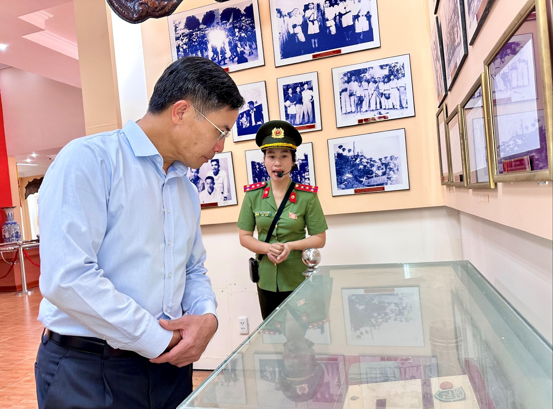 Chủ tịch UBND thành phố Phạm Đức Ấn tham quan khu trưng bày tư liệu lịch sử Khu di tích An ninh khu 5. Ảnh: ALĂNG NGƯỚC
