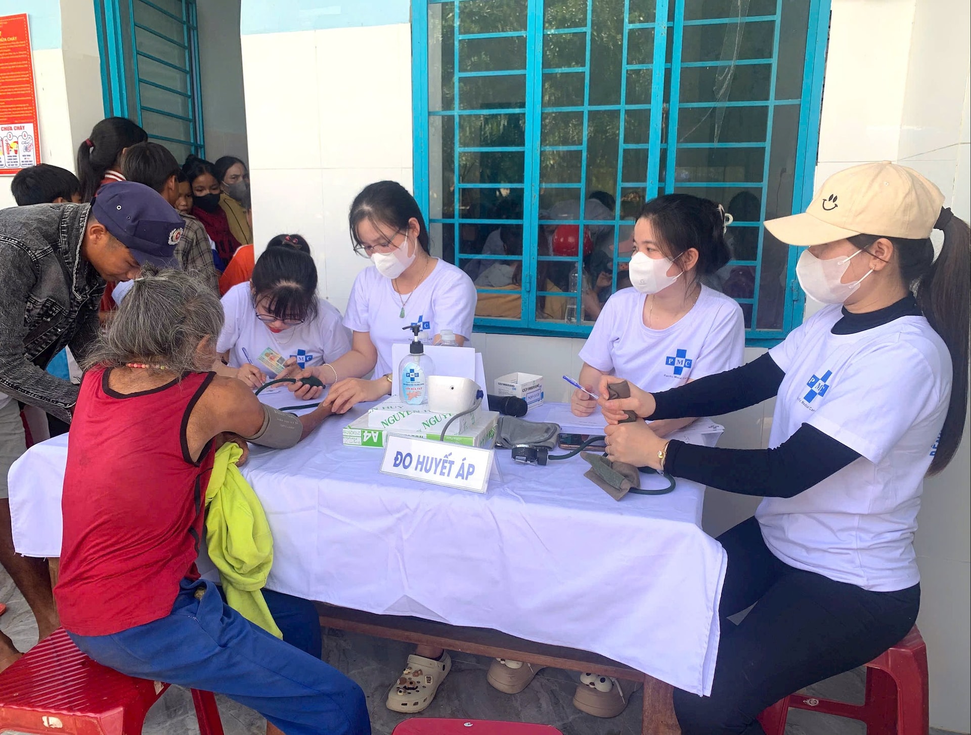 Các y, bác sỹ thiện nguyện đo huyết áp cho bệnh nhân nghèo tại Trà Giáp. Ảnh: VĂN BIN.