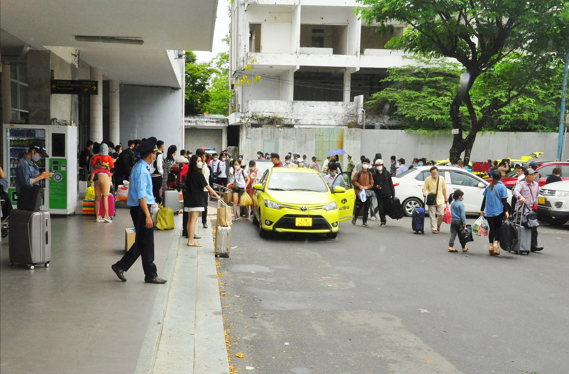Passagerare anländer till Da Nang-stationen. Foto: THANH LAN