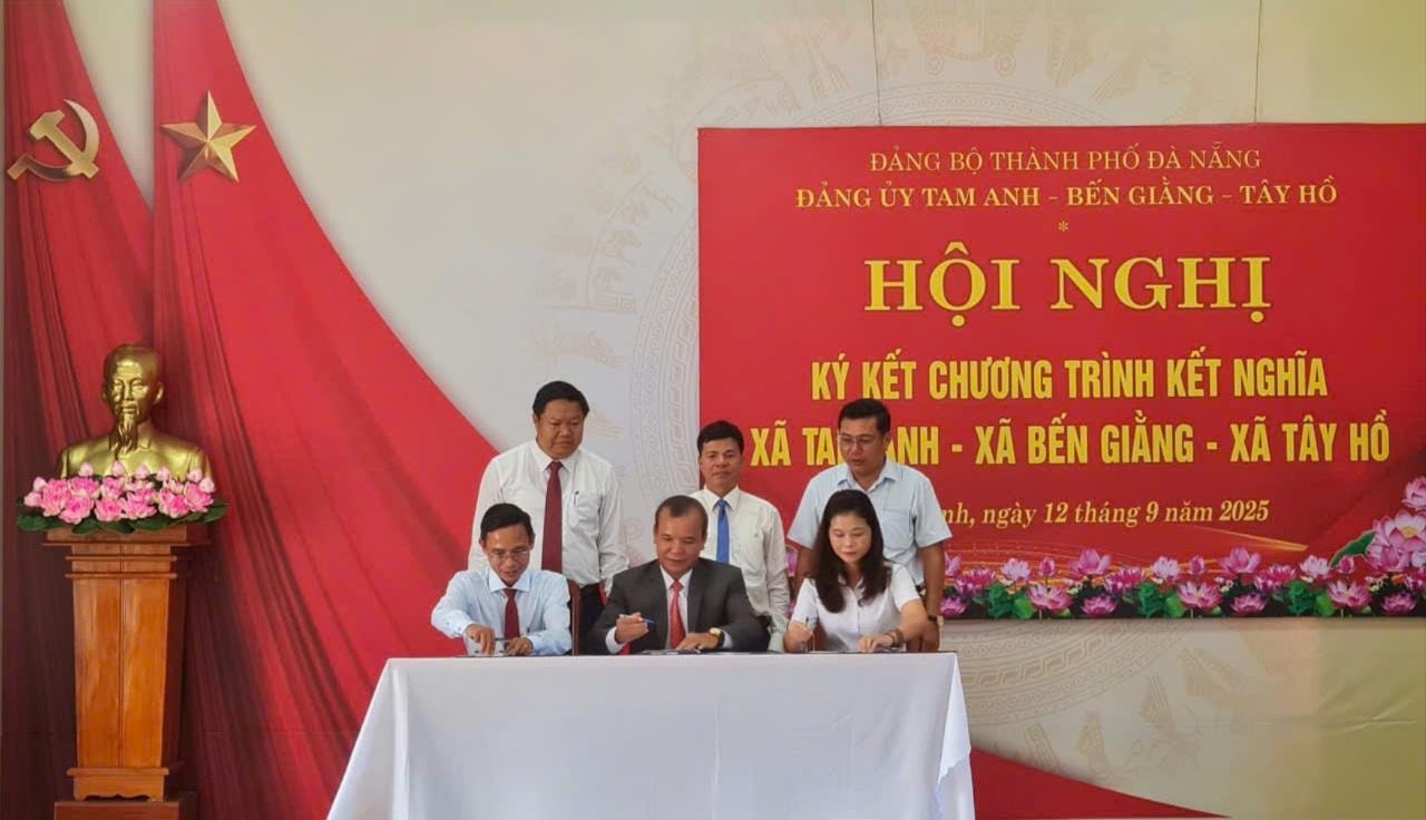 Đảng ủy 3 xã Tam Anh, Bến Giằng và Tây Hồ ký kết chương trình kết nghĩa. Ảnh: HOÀNG LIÊN