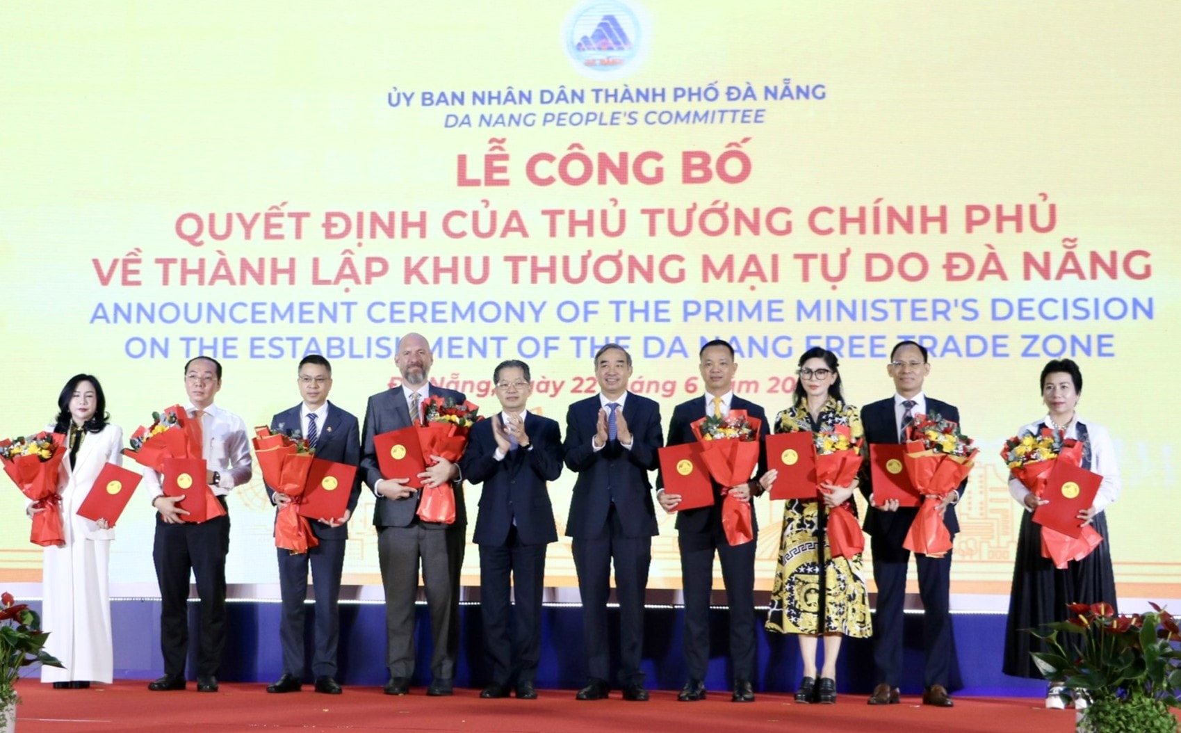 Lãnh đạo UBND thành phố trao biên bản ghi nhớ về đầu tư vào Khu thương mại tự do Đà Nẵng cho một số nhà đầu tư chiến lược