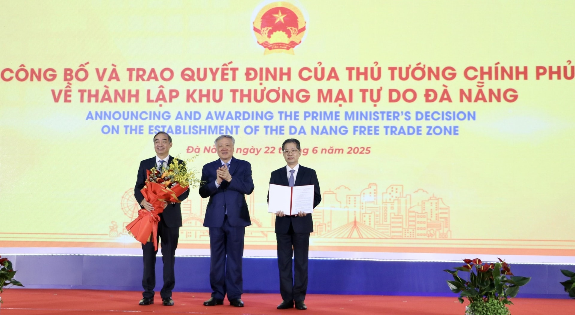 Phó Thủ tướng Thường trực Chính phủ Nguyễn Hòa Bình (giữa) trao quyết định thành lập Khu thương mại tự do Đà Nẵng cho lãnh đạo thành phố