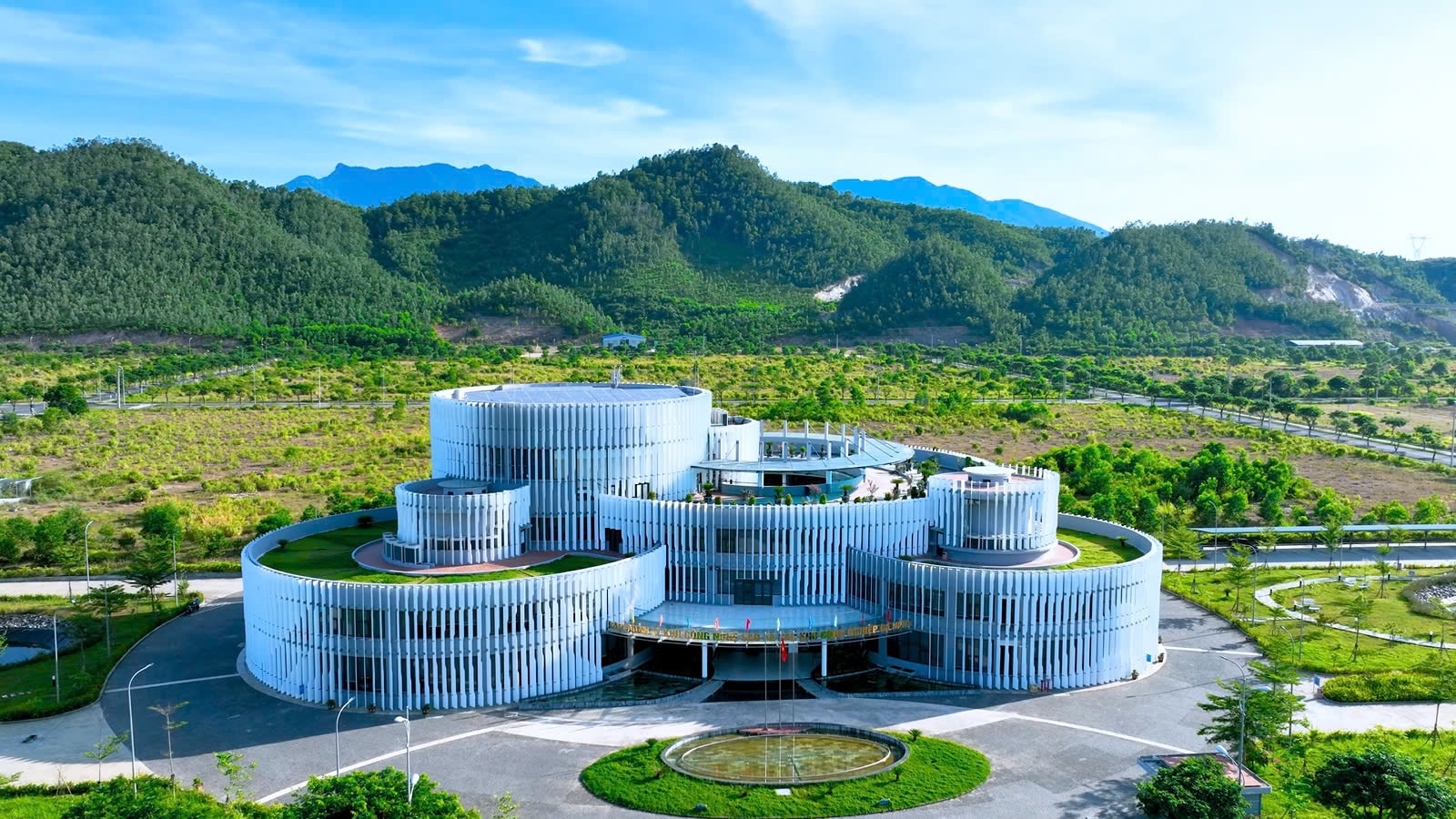Tòa nhà Ban quản lý Khu Công nghệ cao và các khu công nghiệp